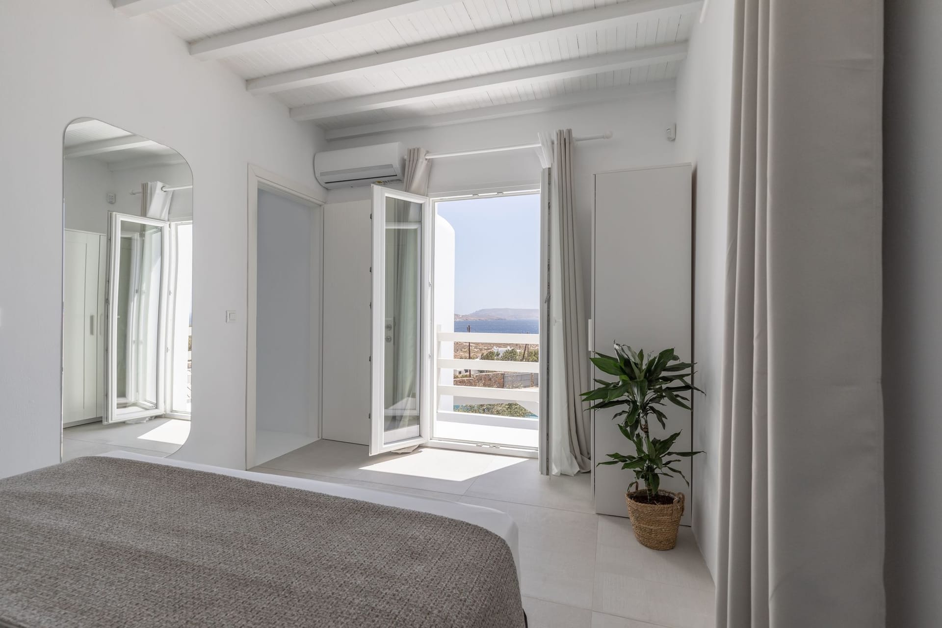 Kennedys Group Mykonos - GALAZ - 18
