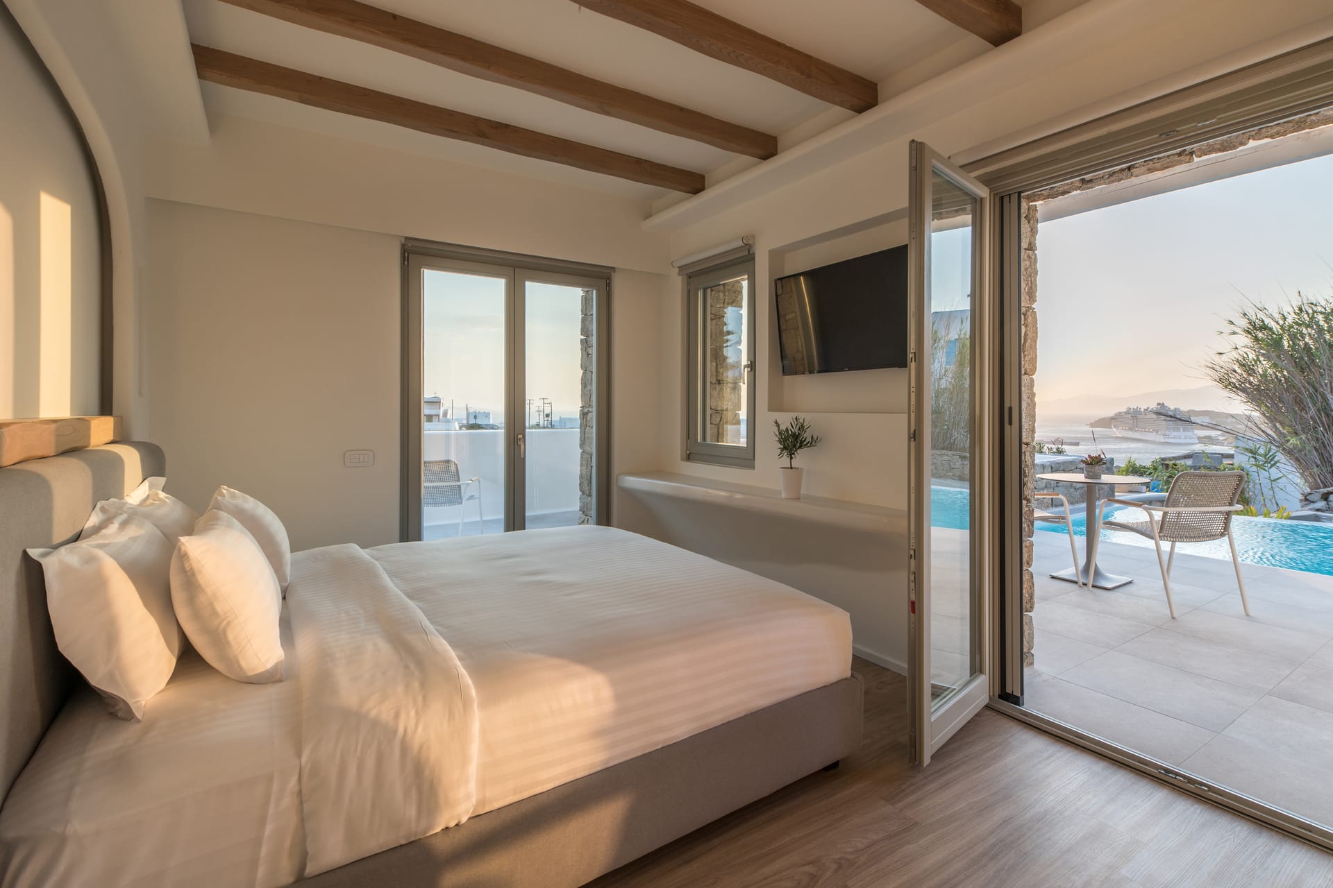 Honeymoon Suite with Pool