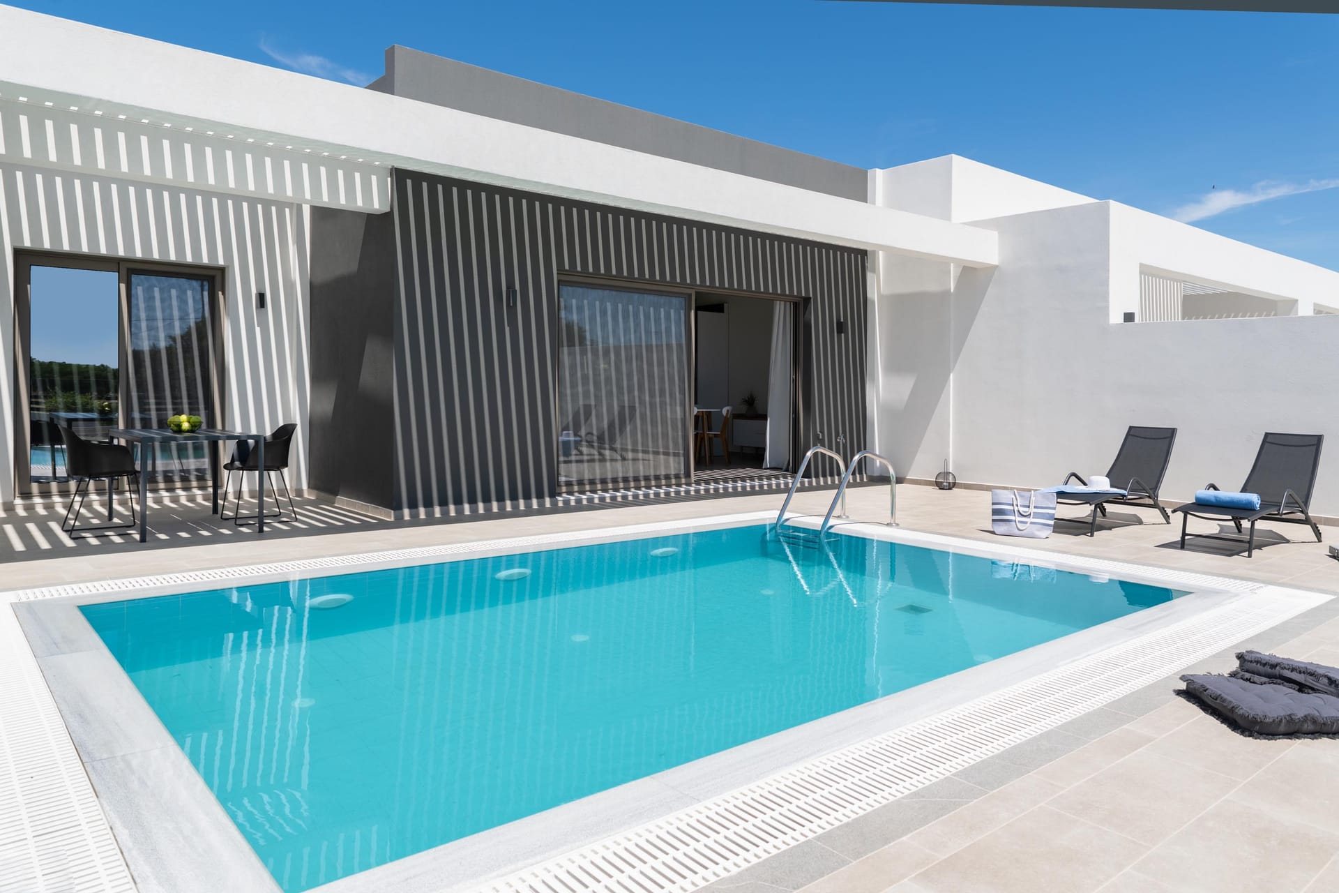Armonia Suites Christos