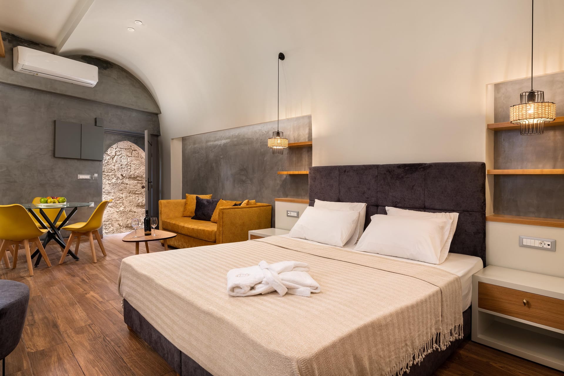 Zoe Suites / Pythagoras