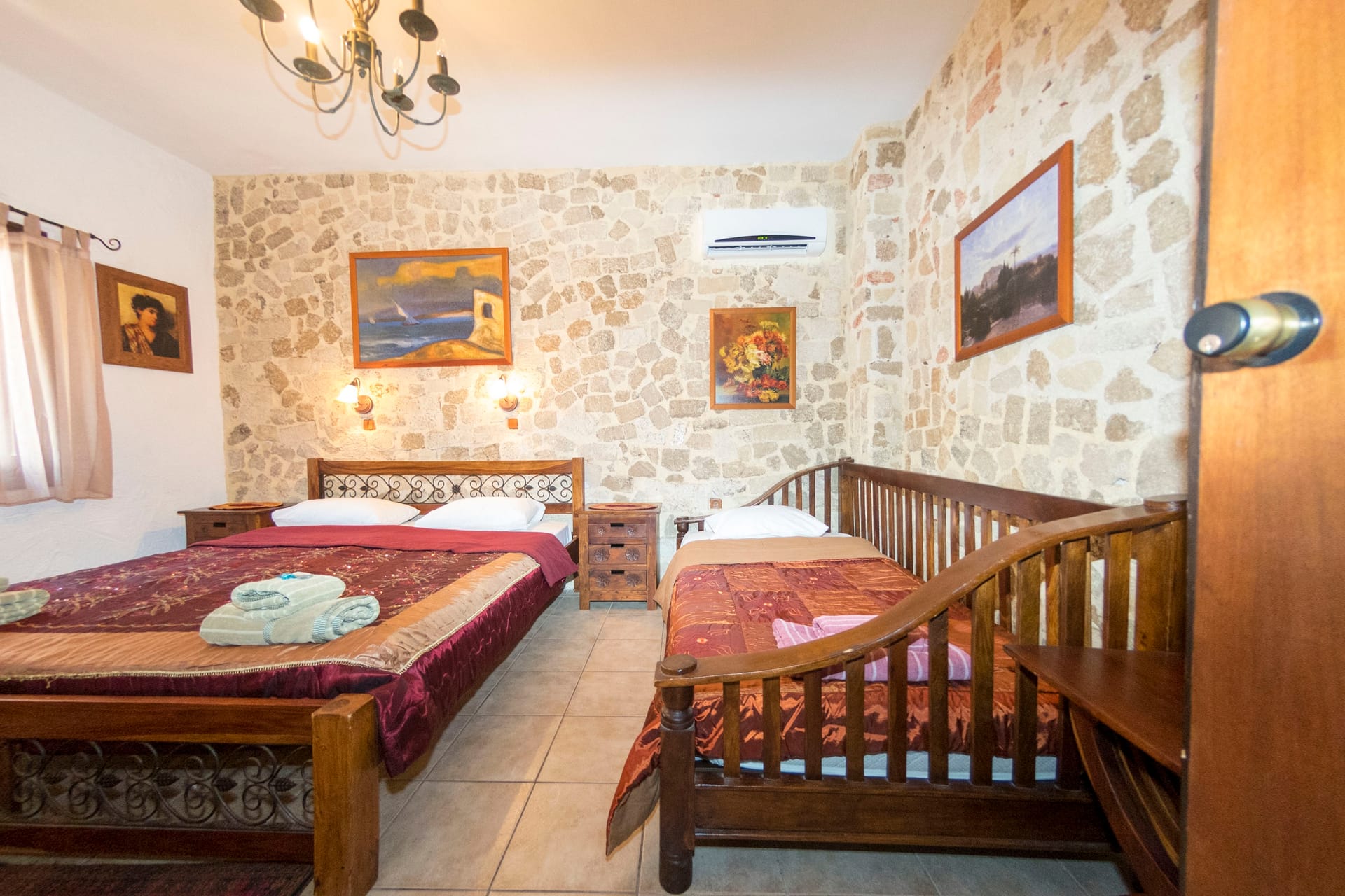 Spot Hotel / First Floor Room 8
