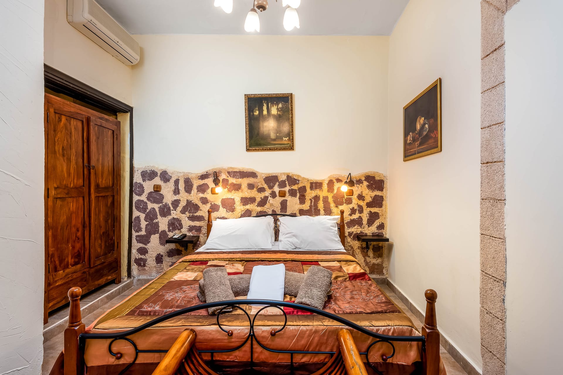 Spot Hotel / First Floor Room 9