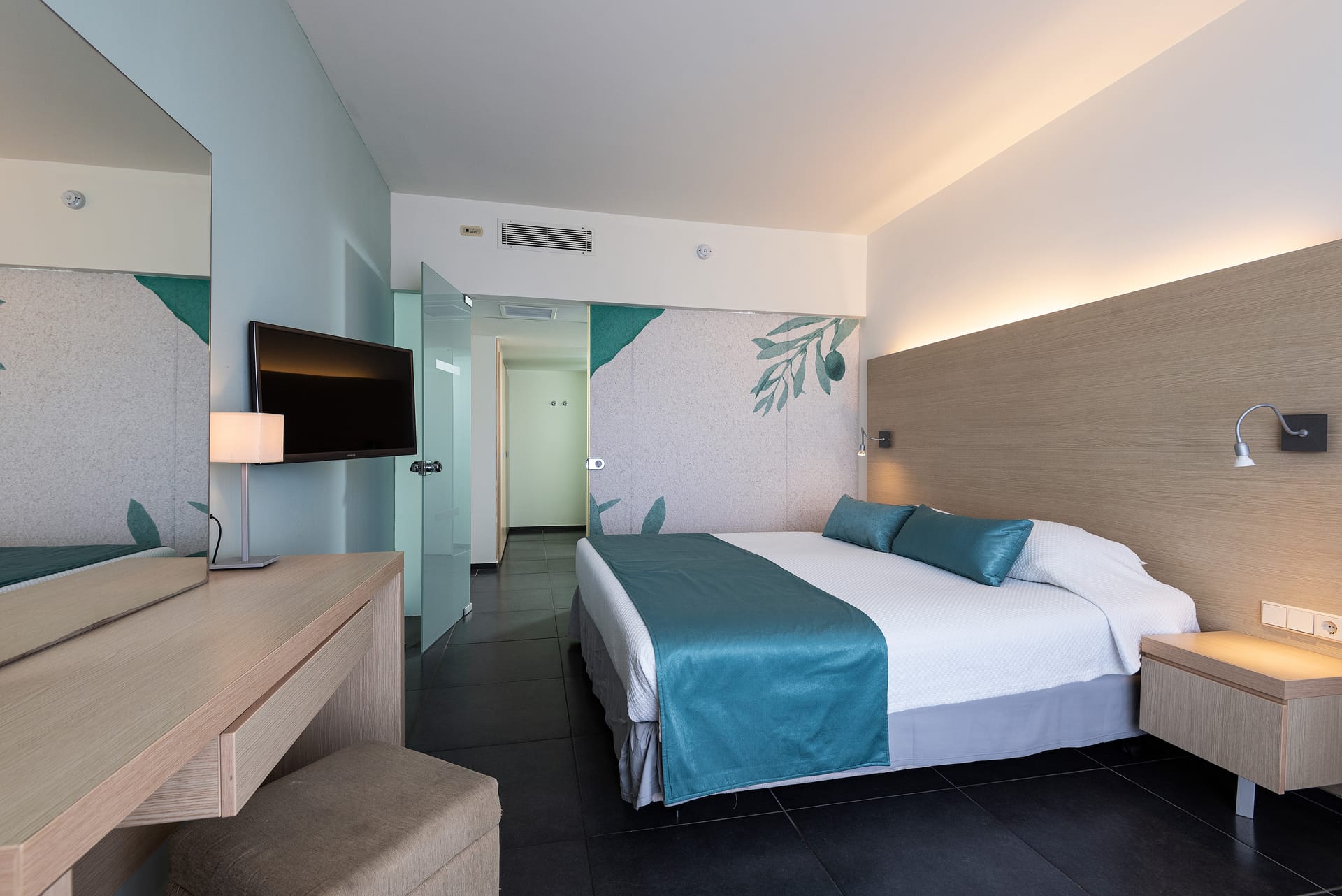 Suite Sharing Pool Sea View