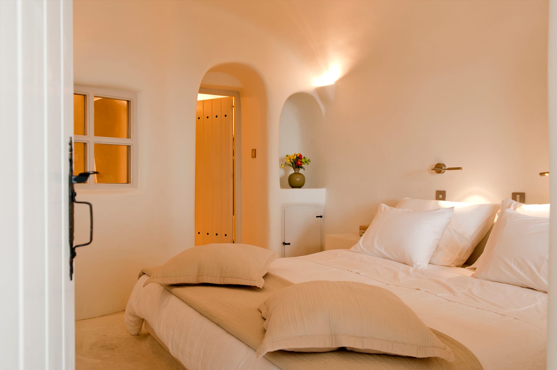 Poolfront Suite with Indoor Hot Tub & Caldera View