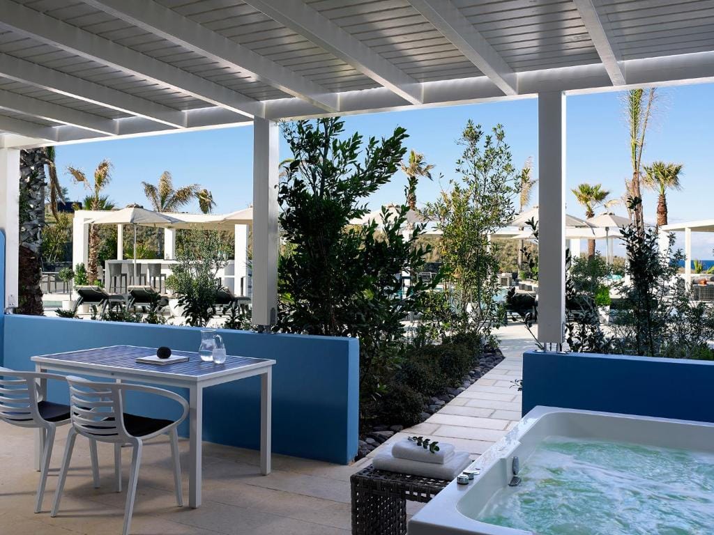 Family Suite with Jetted Tub & Pool View – 30m²