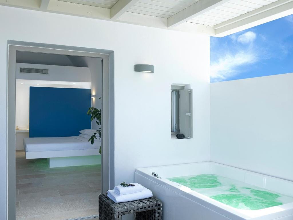 Executive Cave Suite with Jetted Tub & Pool View – 24m²
