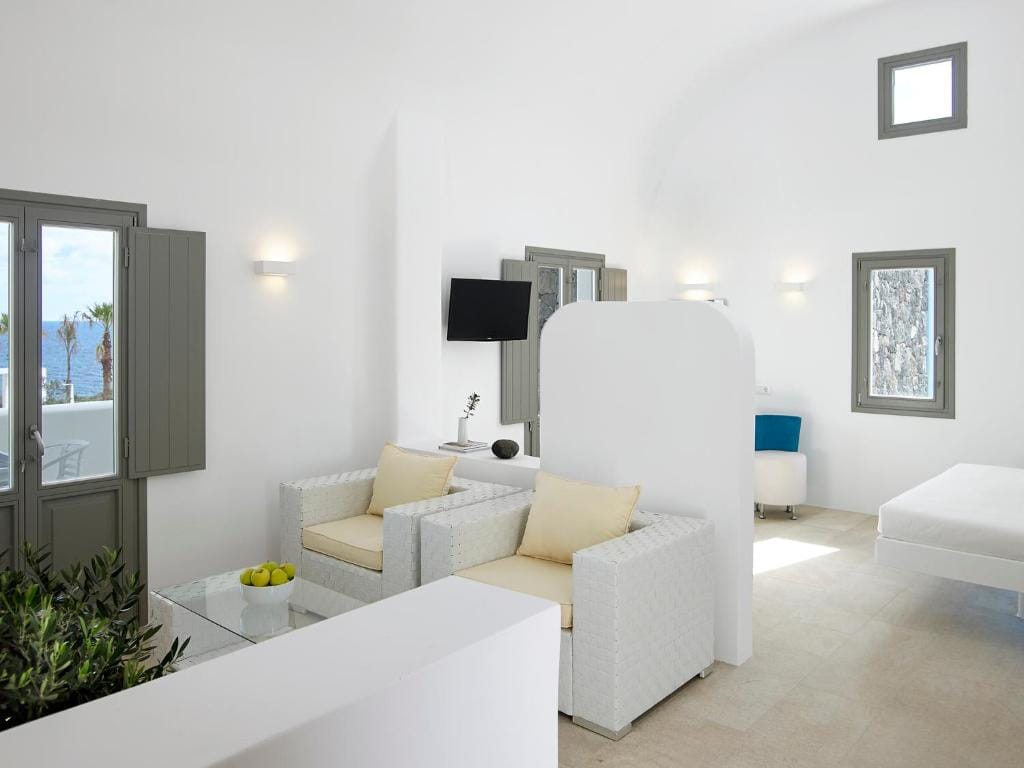 Honeymoon Suite with Jetted Tub & Pool View – 32m²