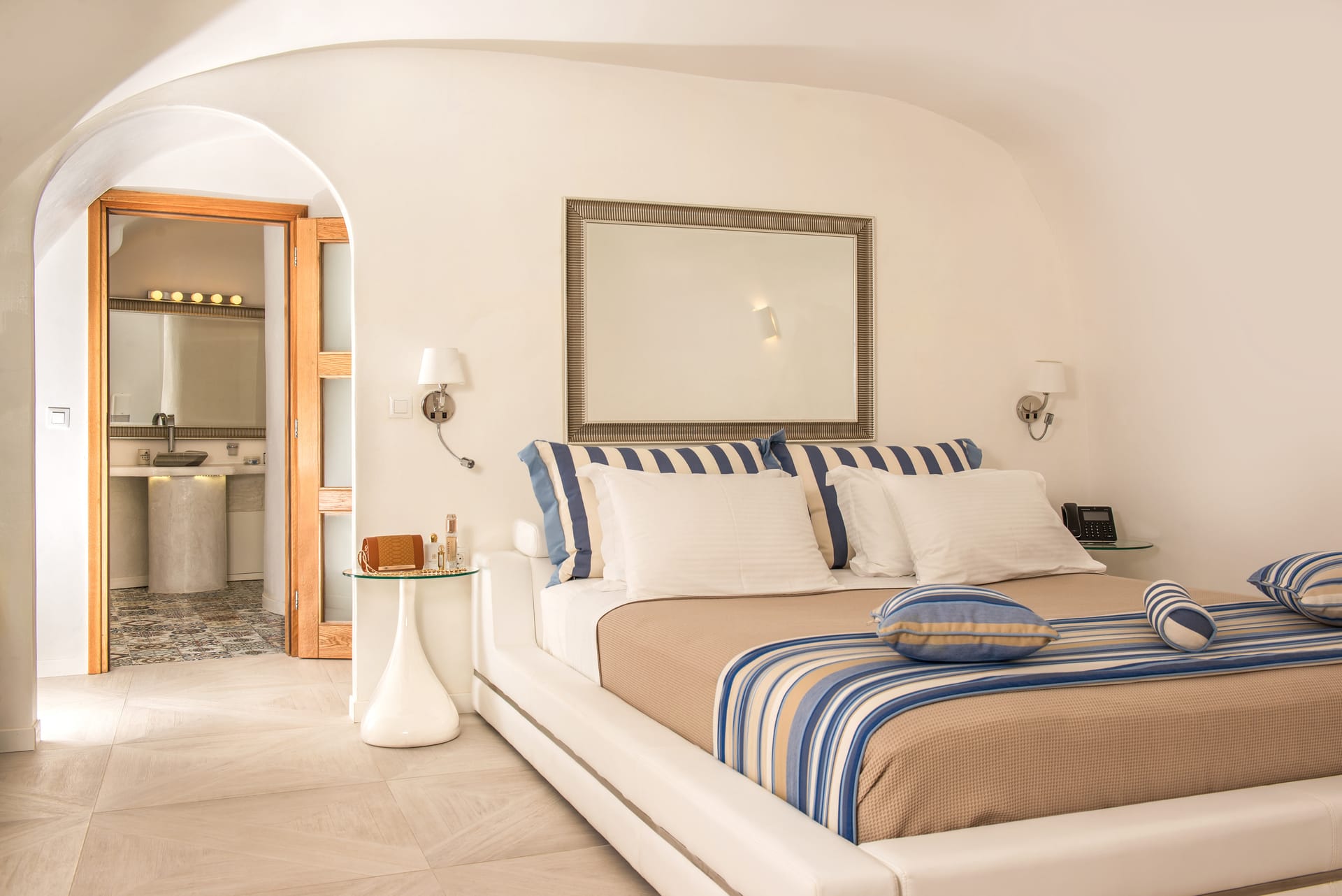 Splendid Suite with Two Private Heated Outdoor Pools & Caldera Sea View