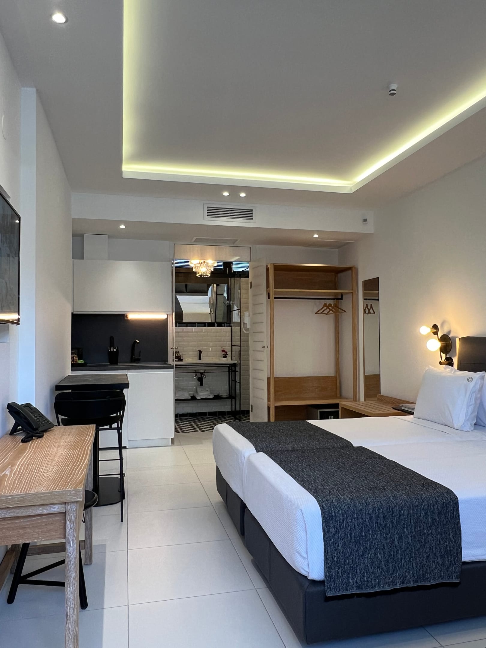 Deluxe Semi-Basement Room