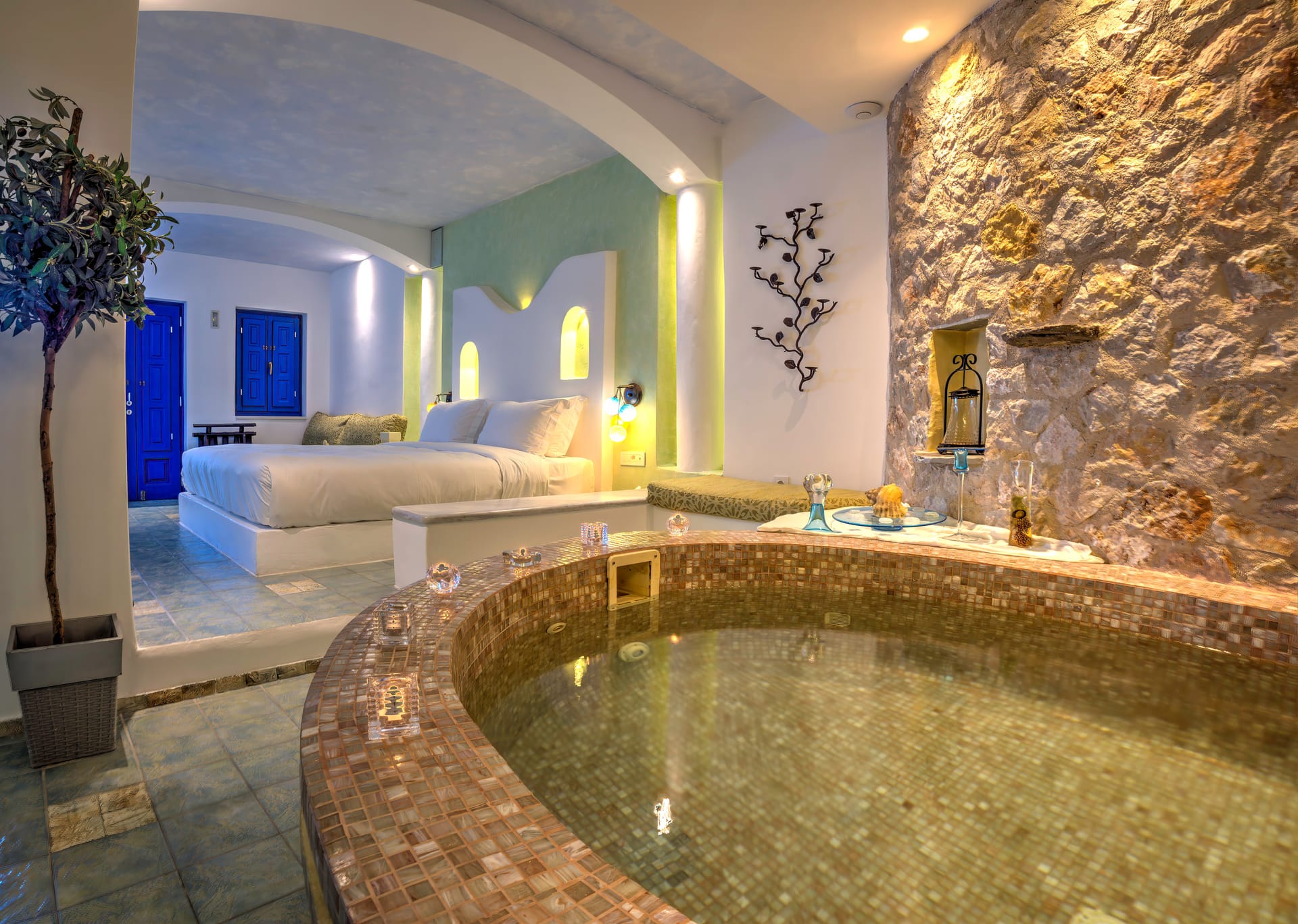 Honeymoon Suite with couples Jaccuzi and spacious private balcony with sea/caldera/volcano view