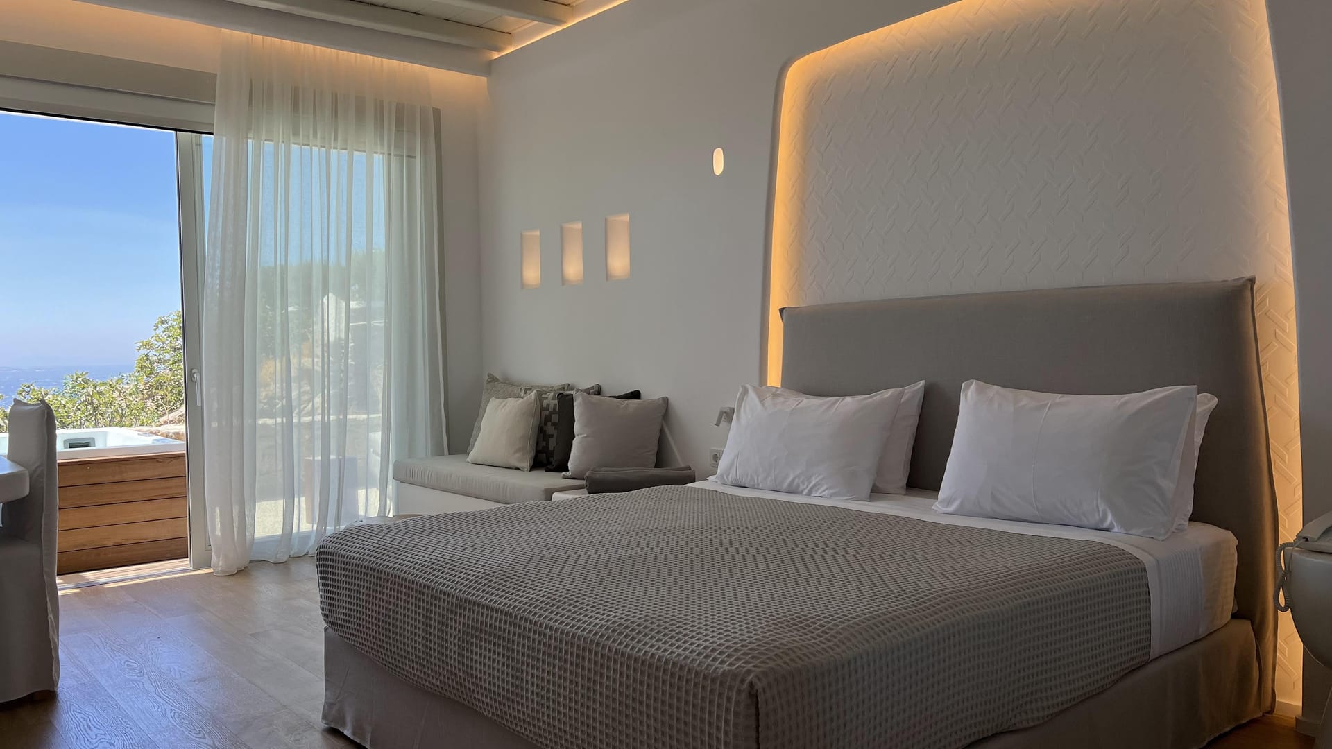 Deluxe Suite with Outdoor Hot Tub