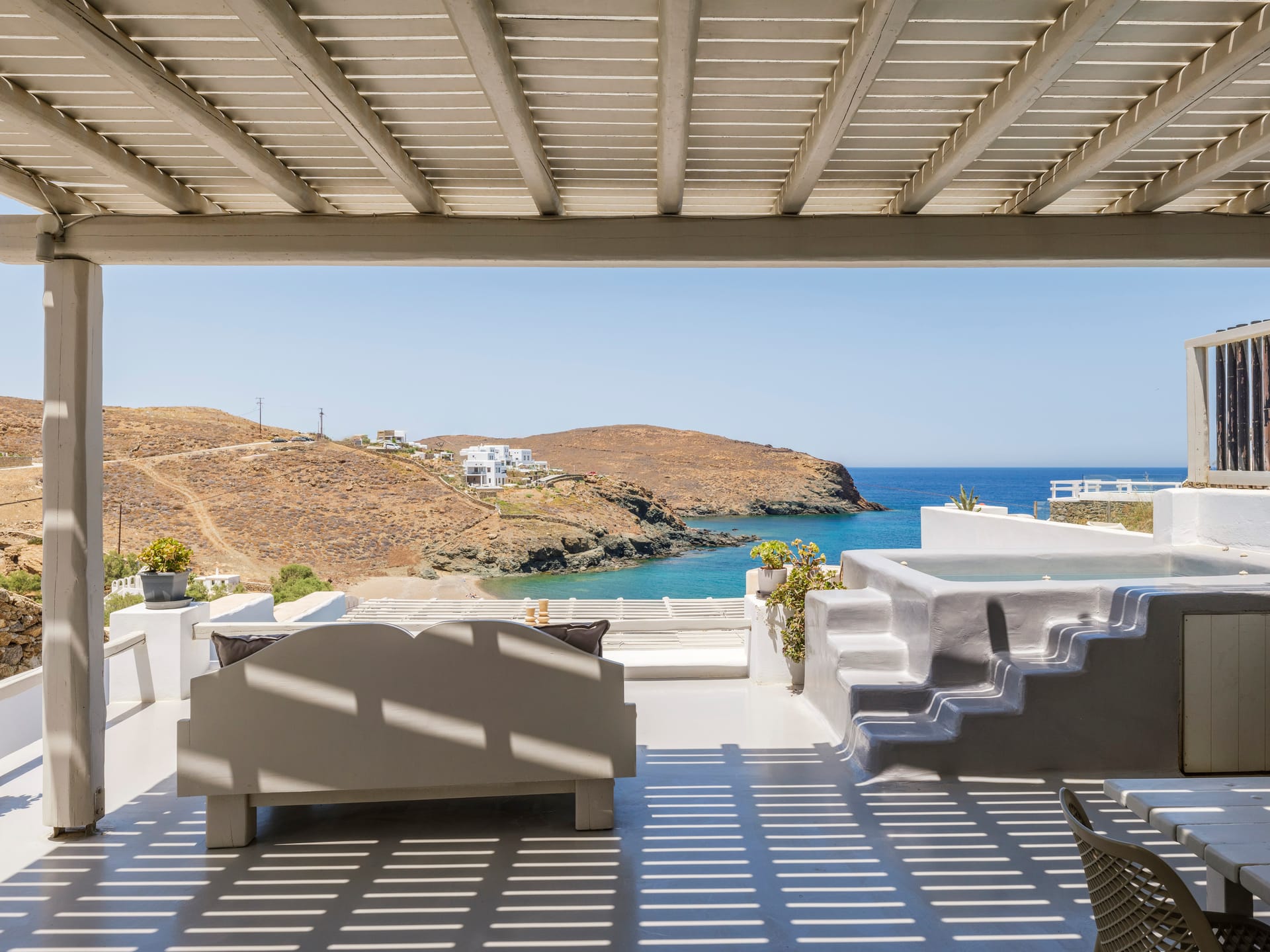 Rock Sea View Residence with Jacuzzi – 2BDR