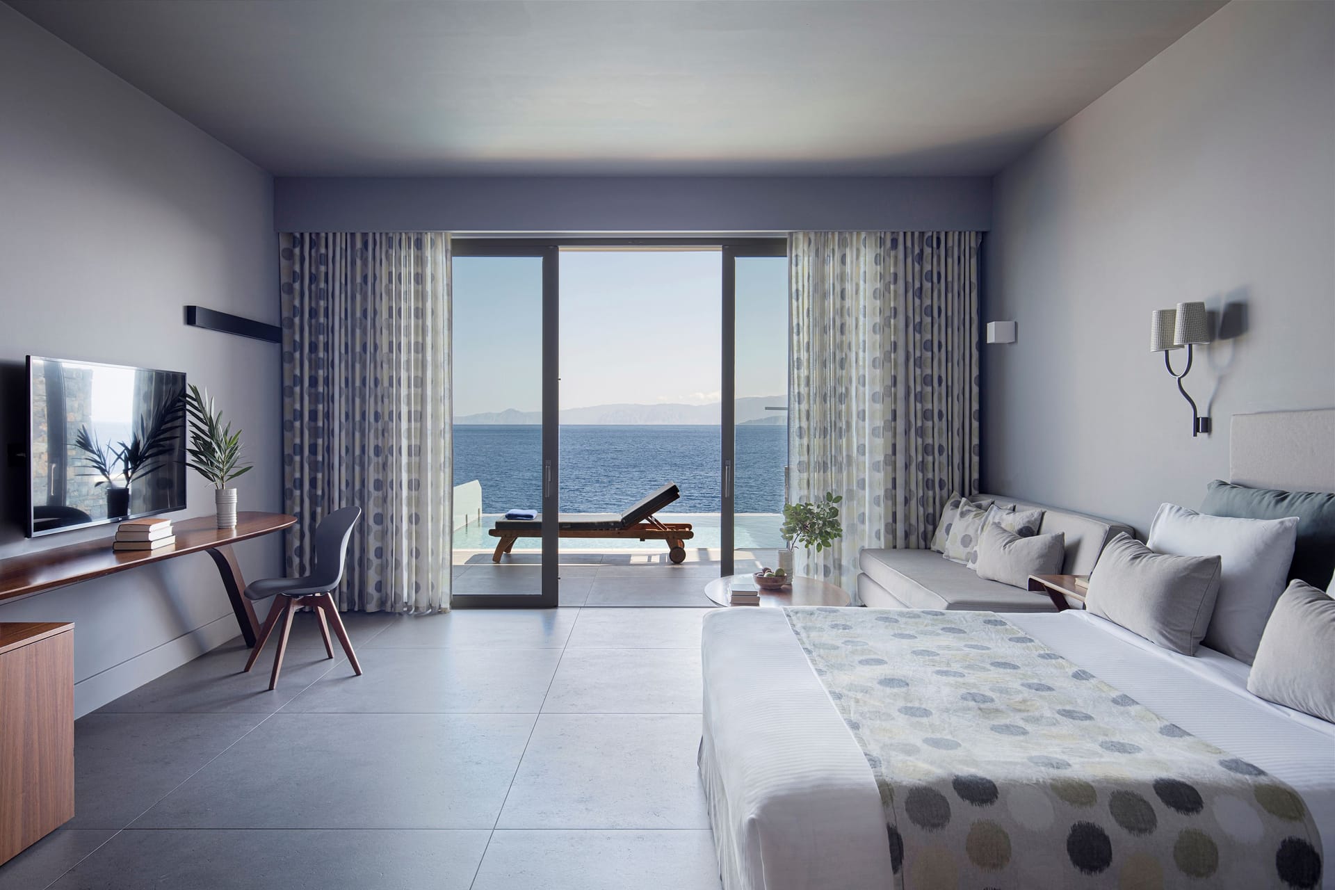 Deep Blue Bungalow Suite with Private Pool – Waterfront