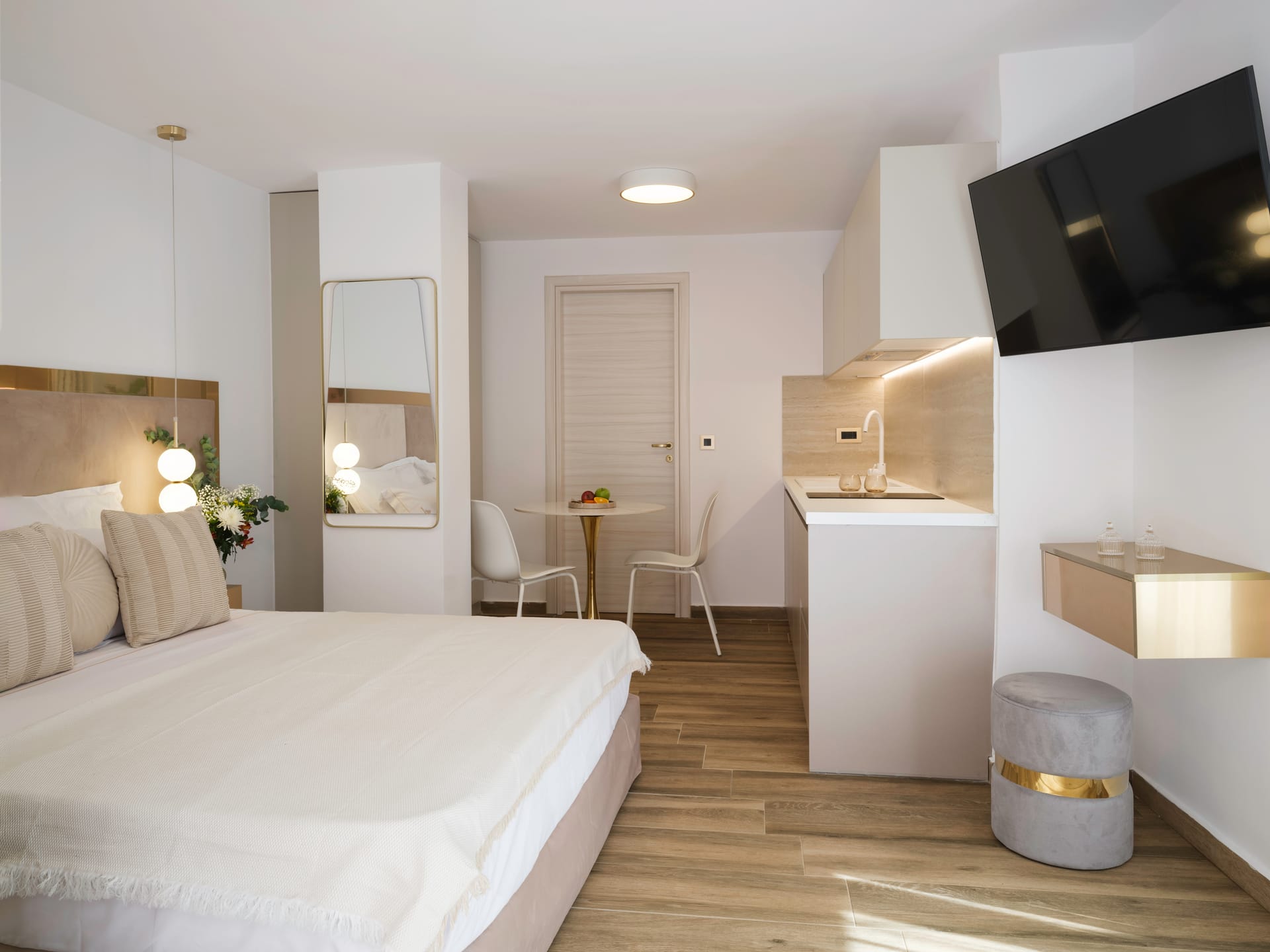 Golden Luxury Suites - JUNSMV - 2