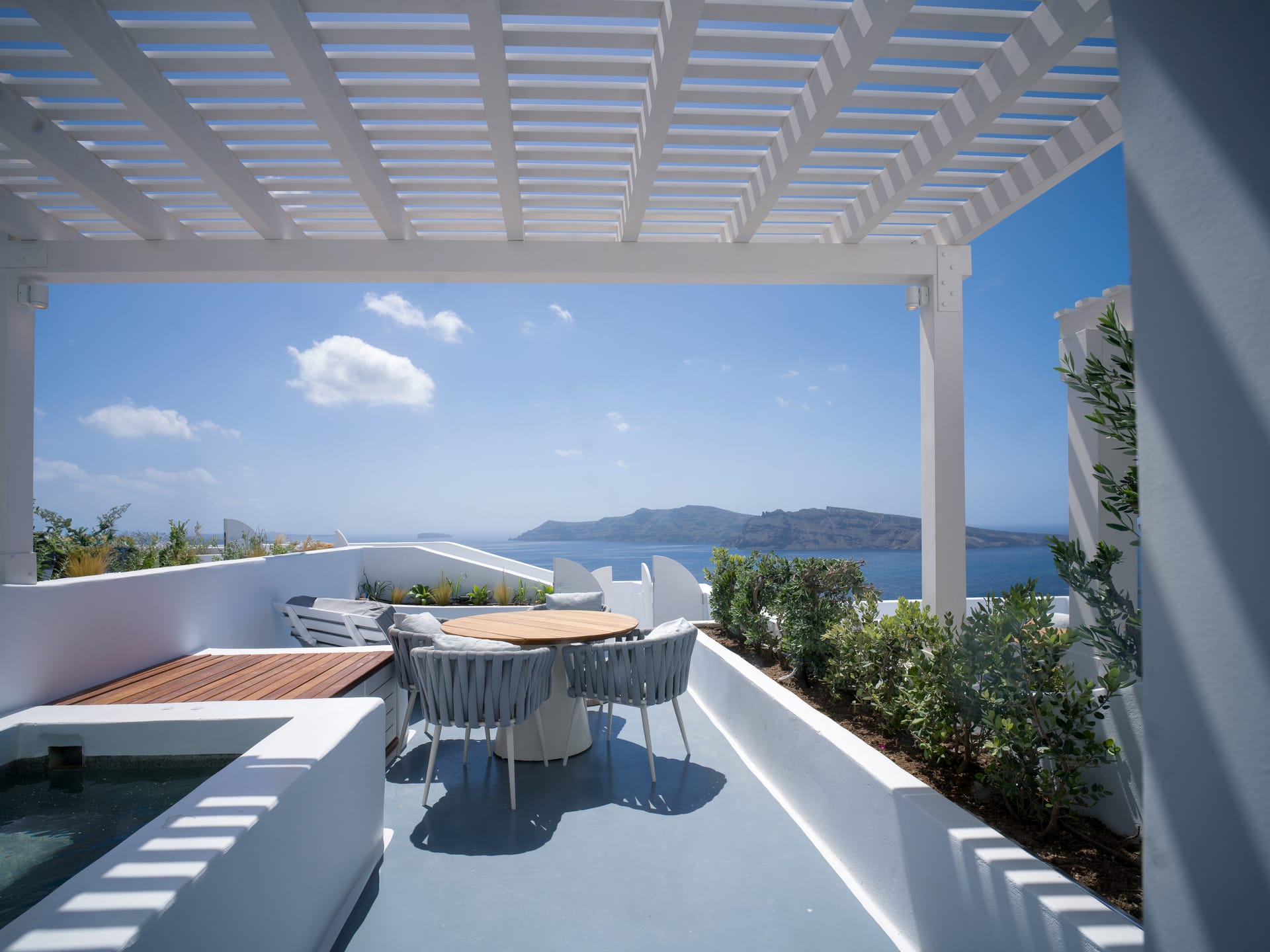 The Artisan’s Suite with Hot Tub & Caldera View 37m²