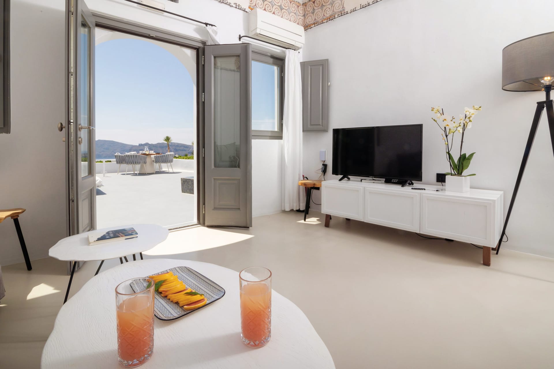 The Antiquarian’s Suite with Hot Tub & Caldera View 60m²