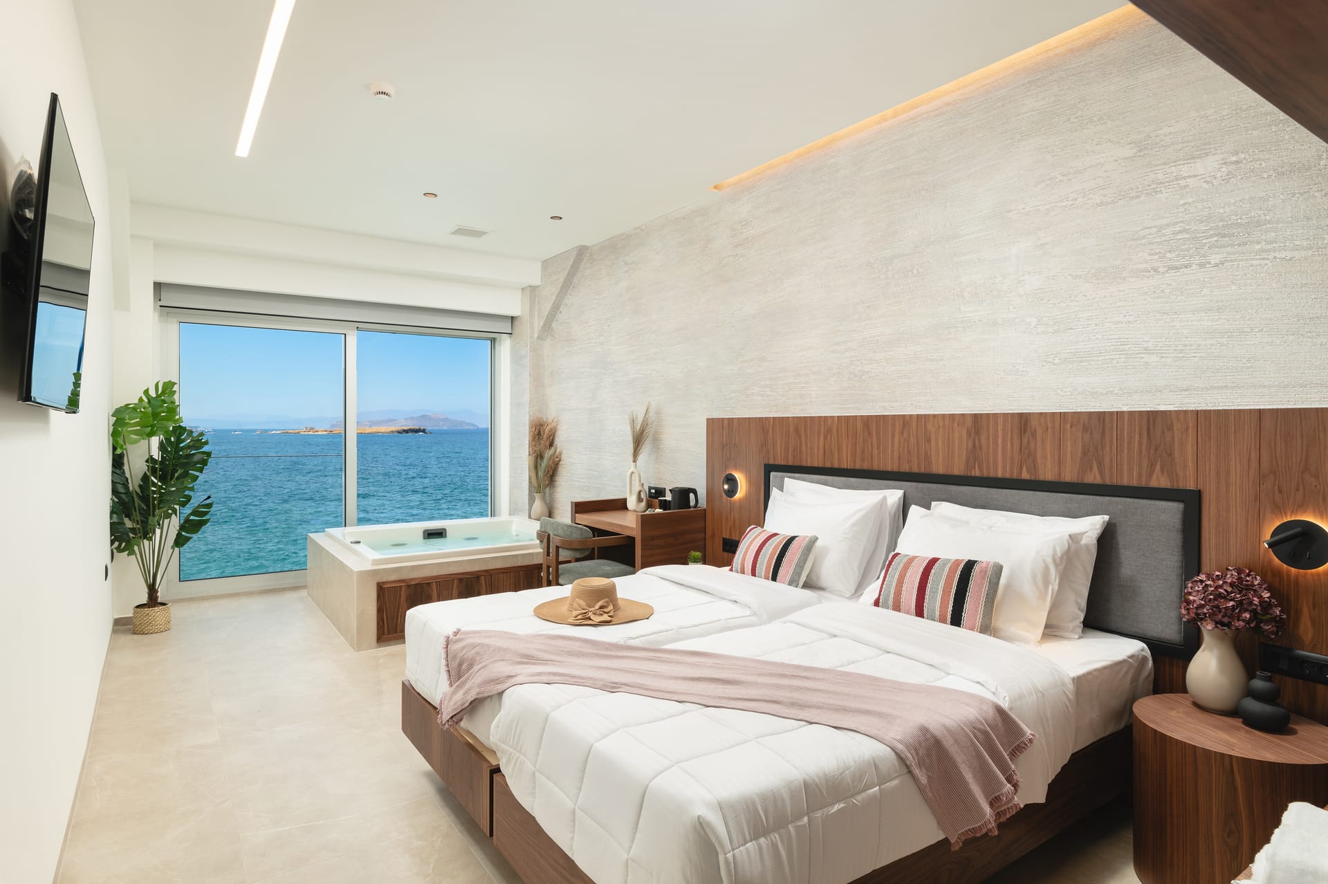 Junior Seafront Suite