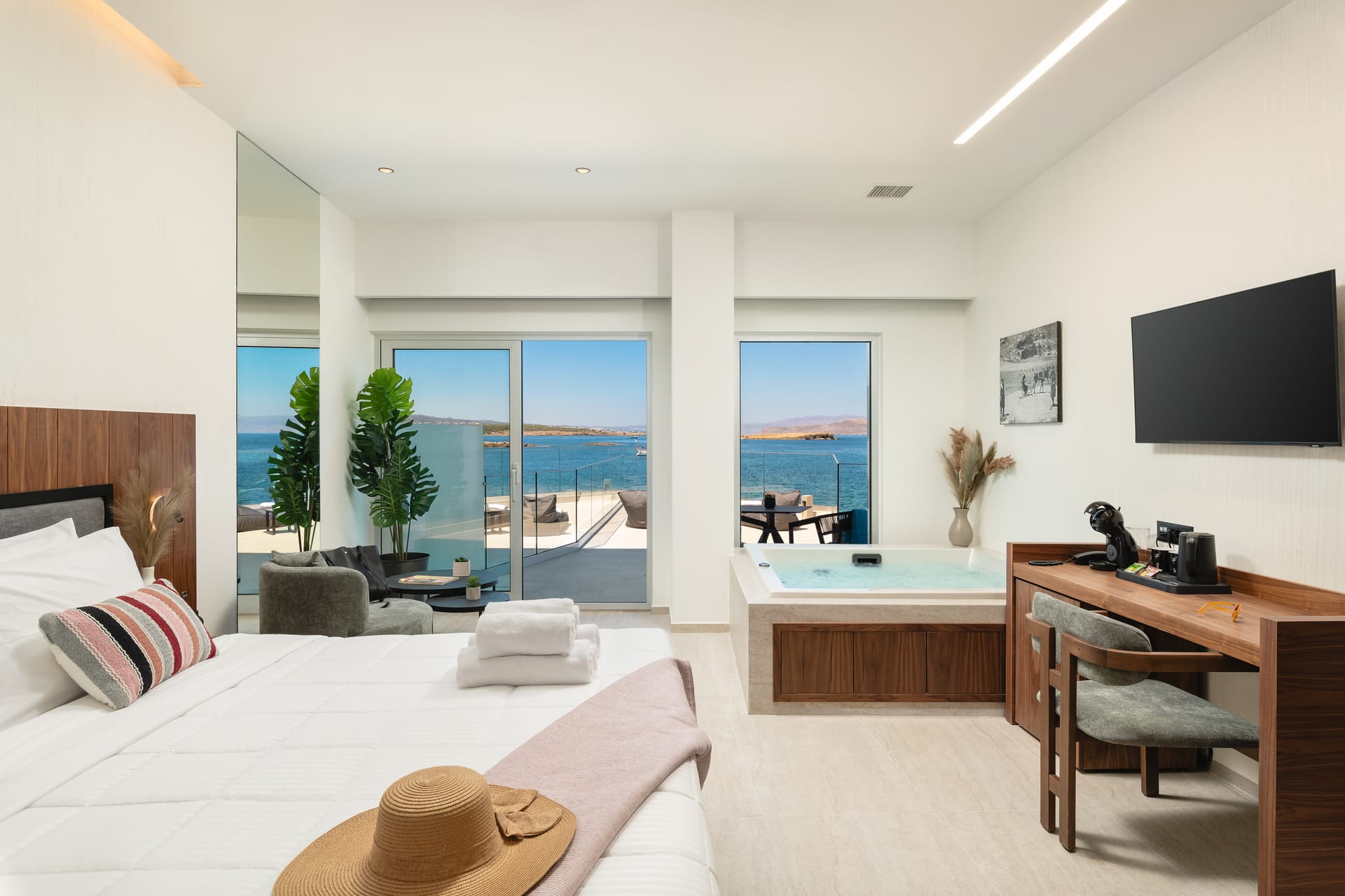 Sunlounge Seafront Suite with Indoor Hot Tub