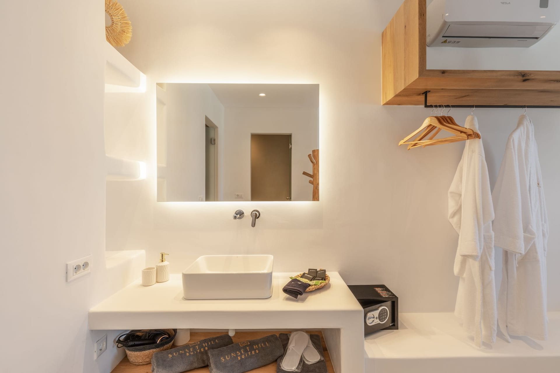 Sunset Hill Suites - JUNIOR - 9