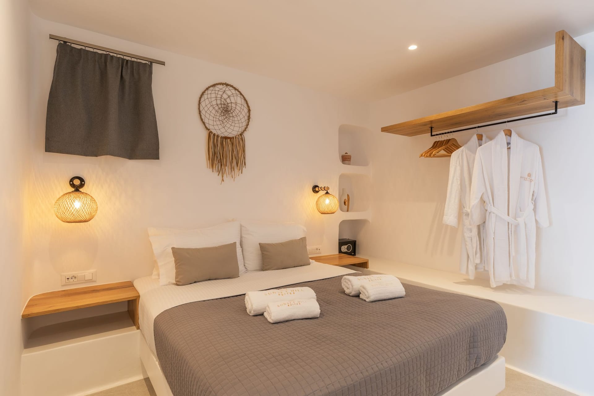 Grand Suite with Sea and Pool View & Outdoor Jacuzzi