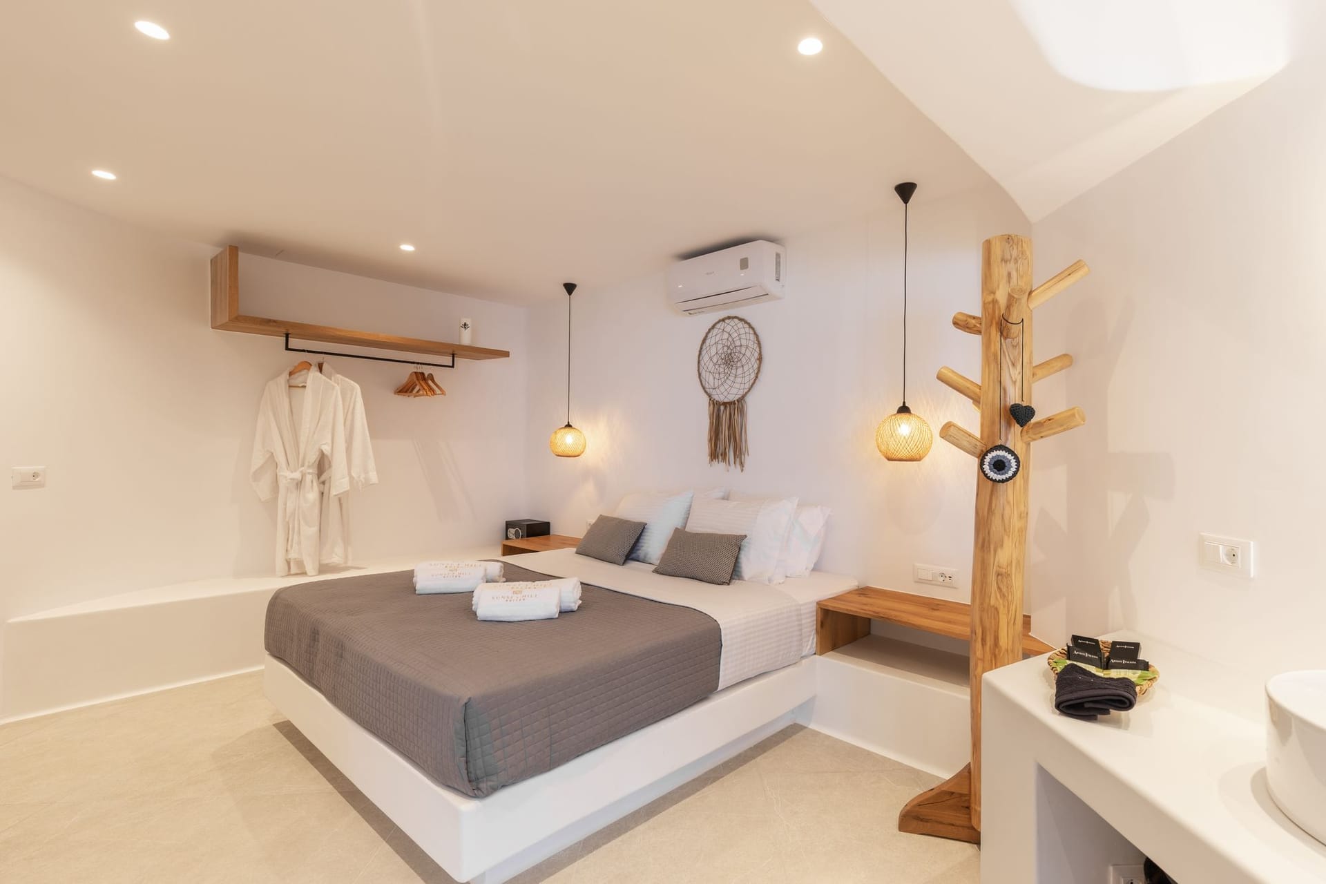 Executive Suite with Sea and Pool View