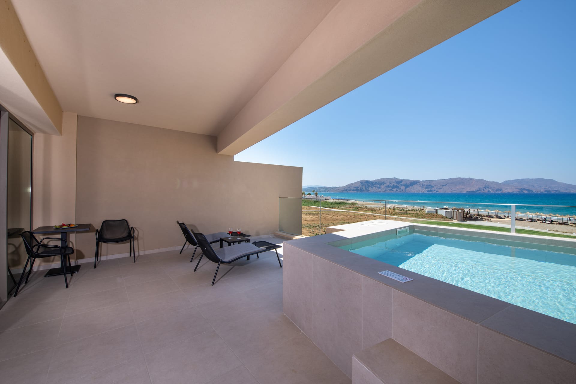Infinity Suite Swim Up Sea View
