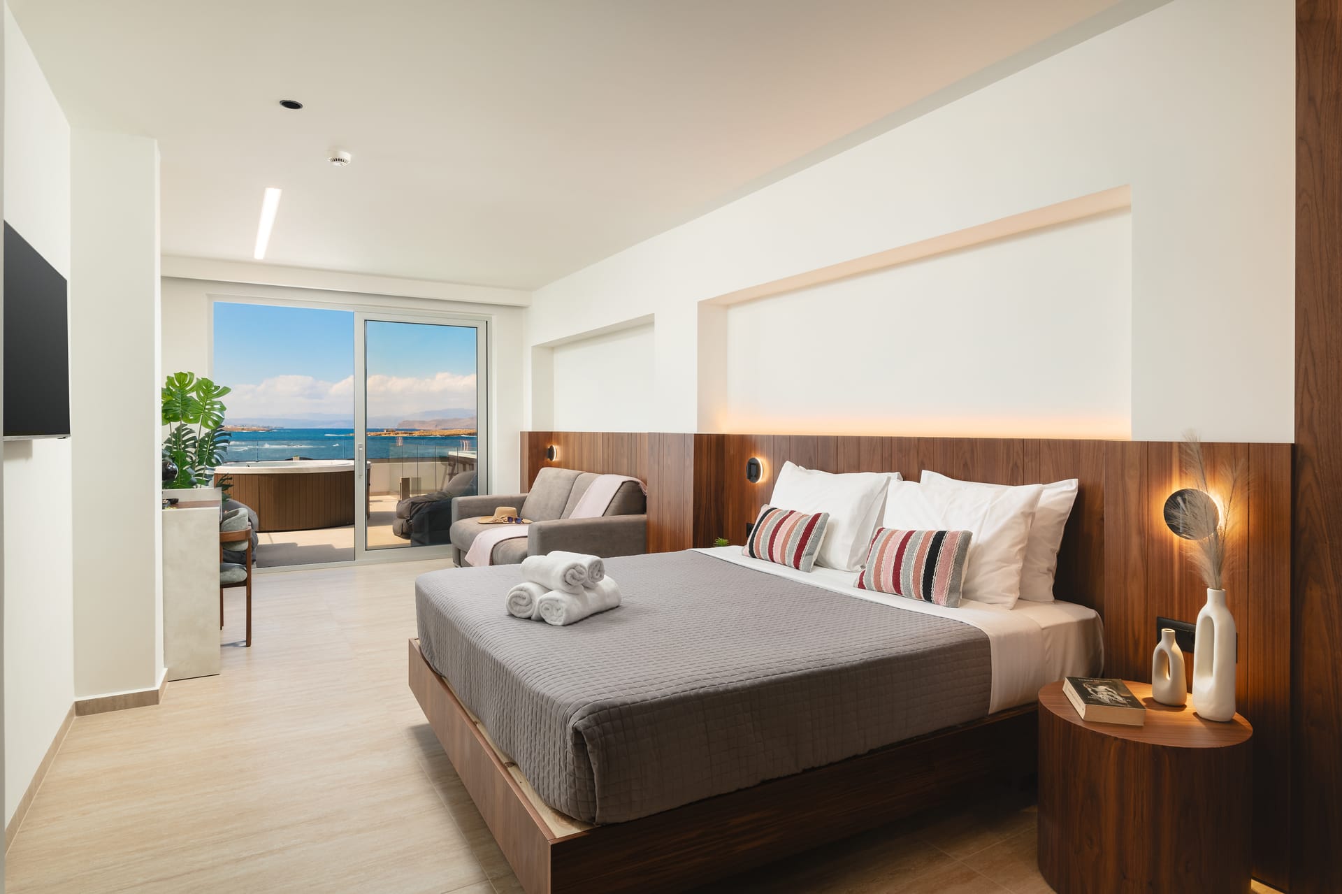 Sunlounge Seafront Suite with Outdoor Hot Tub