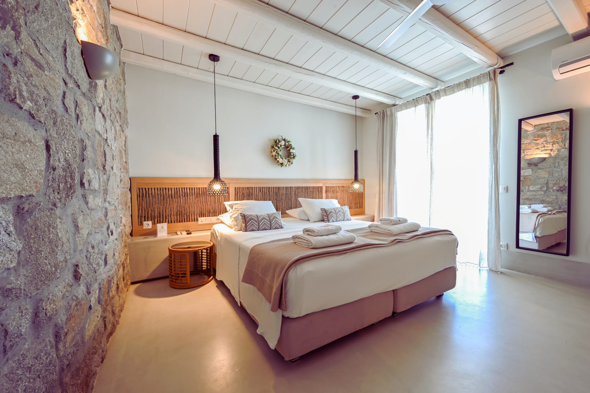 Queen-Size Double Bed Luxury Suite with Private Pool