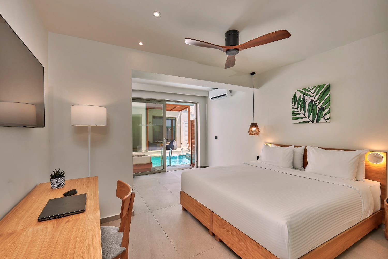 Double Swim Up Room