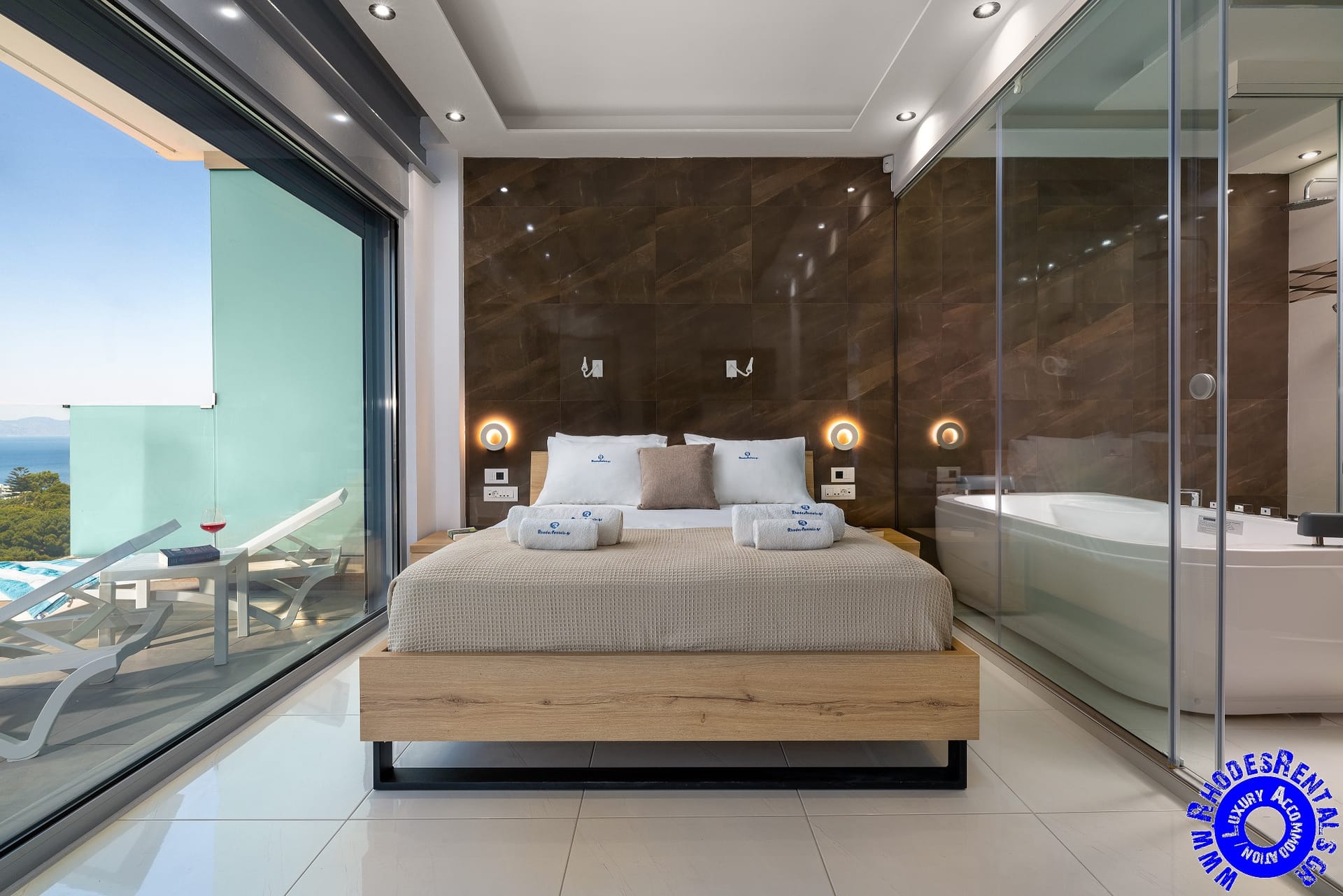 1 Bedroom Suite with InDoor Jacuzzi and Sea View