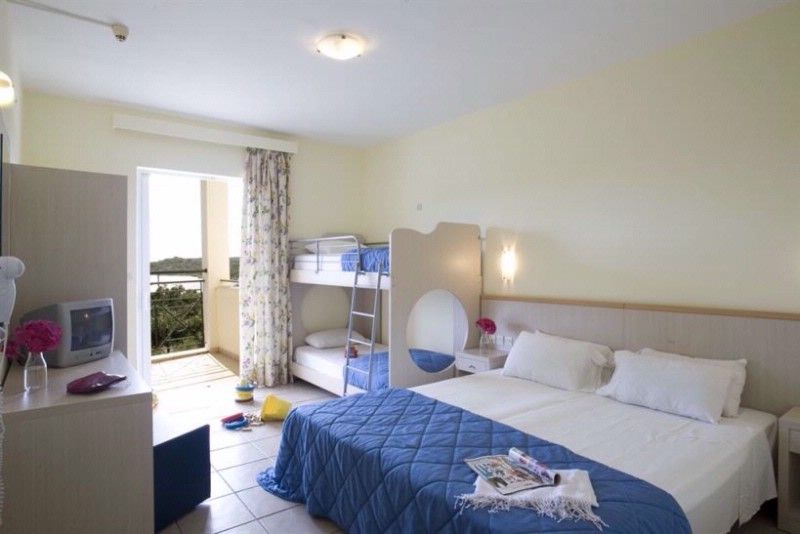 Family Room with bunk bed Garden View