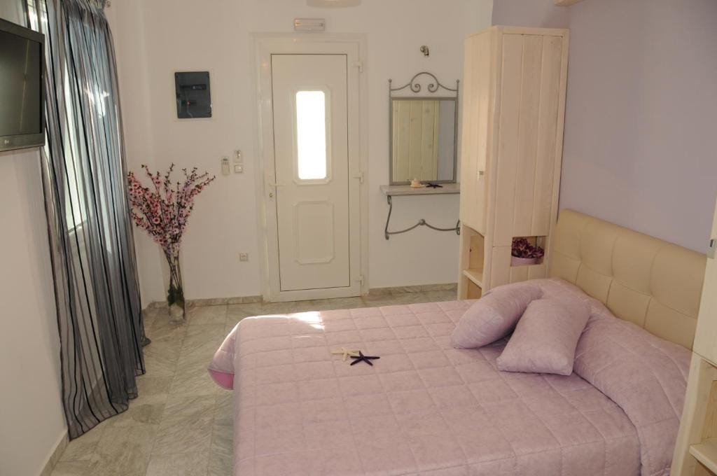 Studio (2-3 Adults)