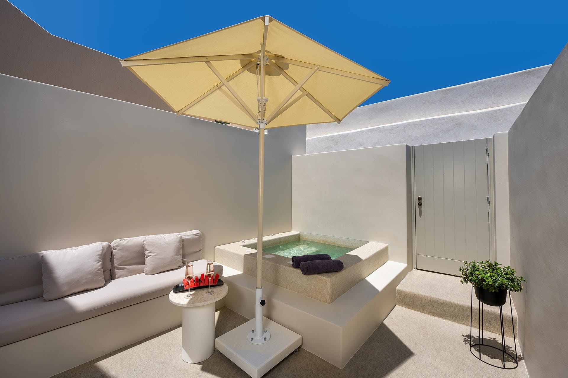Honeymoon Suite private Outdoor Hot Tub and Indoor Heated Pool