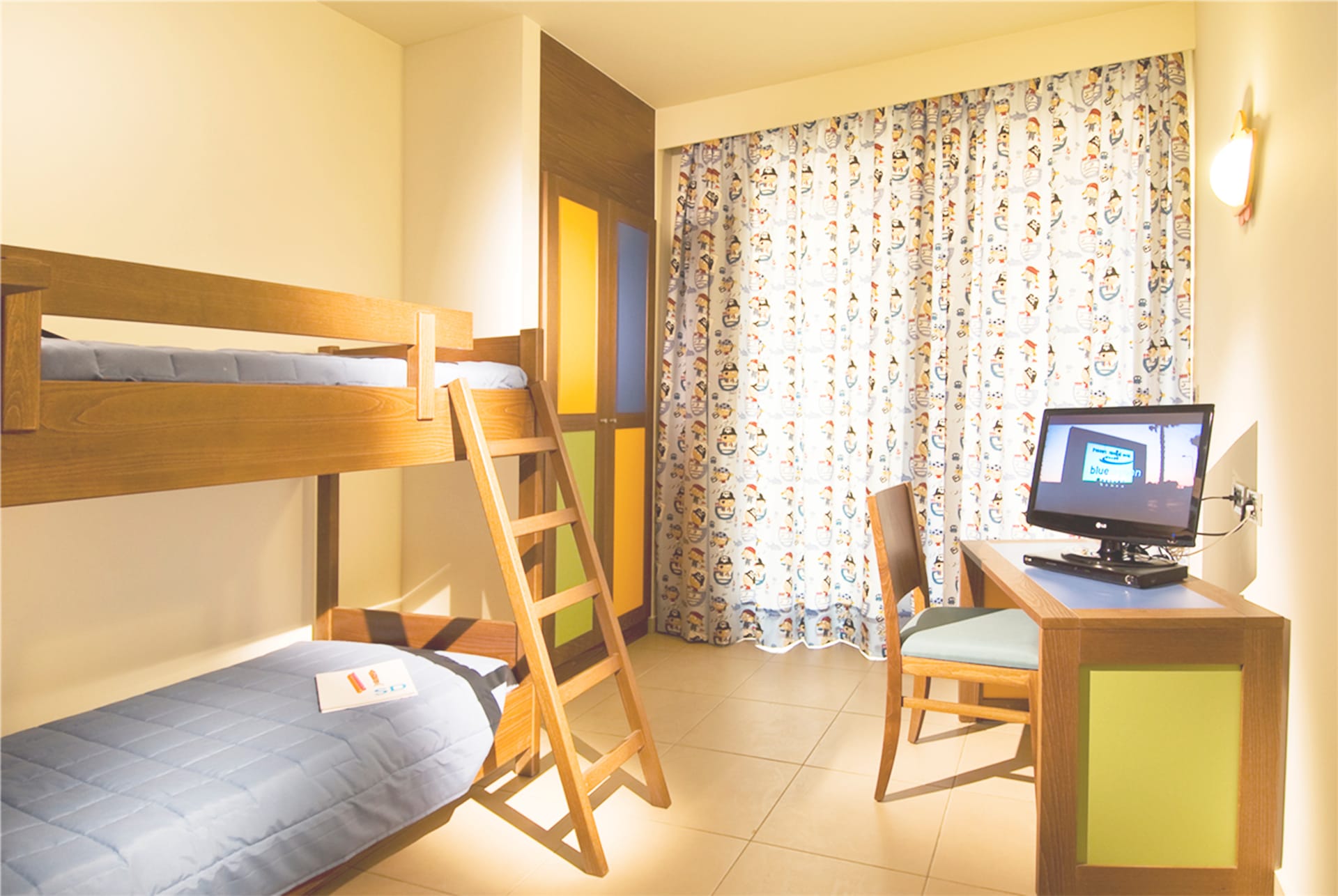 Blue Lagoon Resort - FAMSAT - 2
