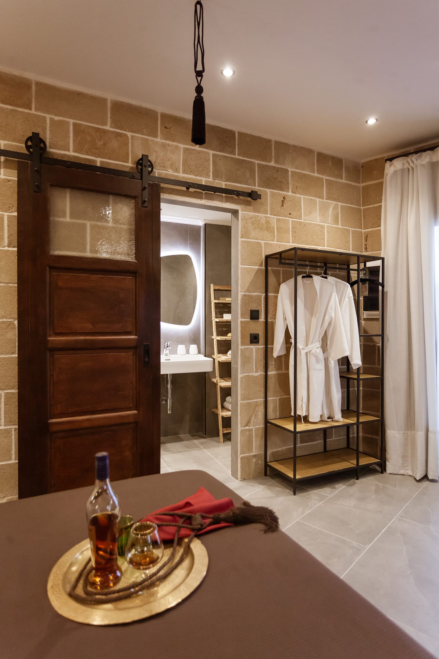 Utopia Luxury Suites  | Old Town - QST - 11