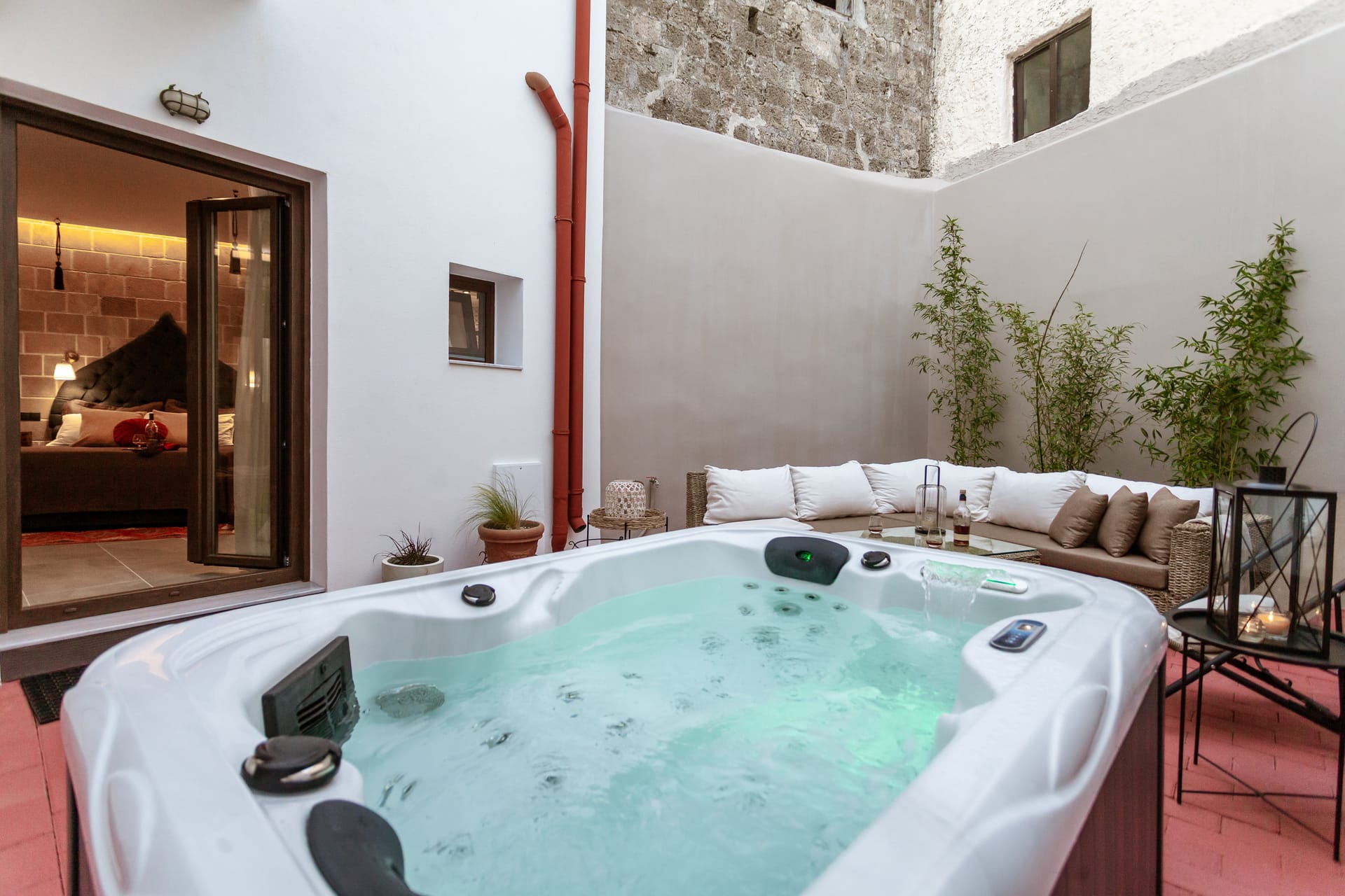 Utopia Luxury Suites  | Old Town - QST - 25