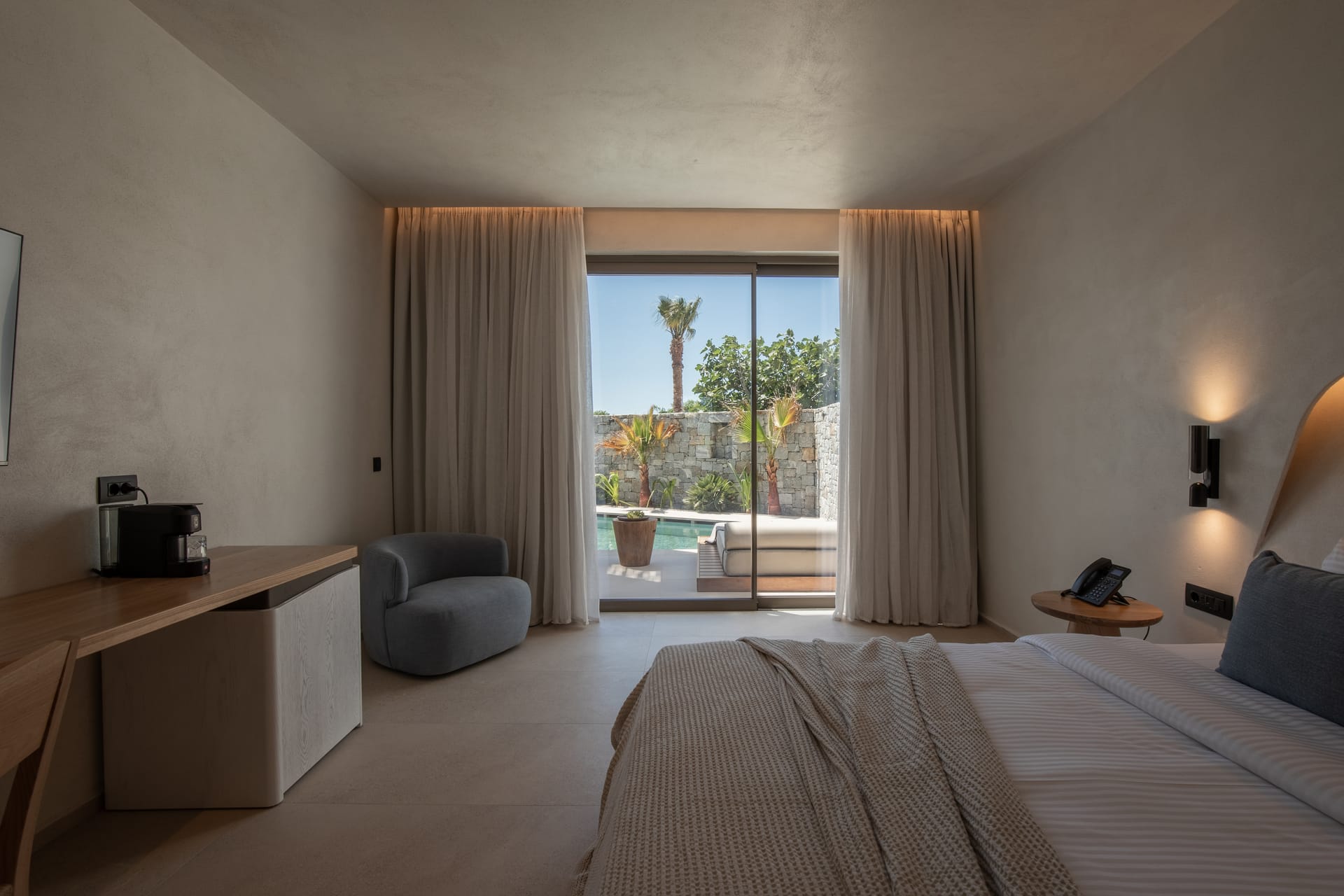 Swim-Up Suite