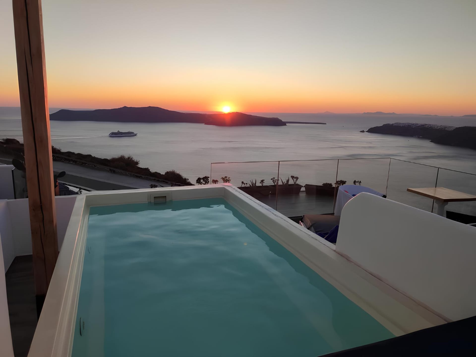 Honeymoon Suite with Heated Plunge Pool & Caldera View