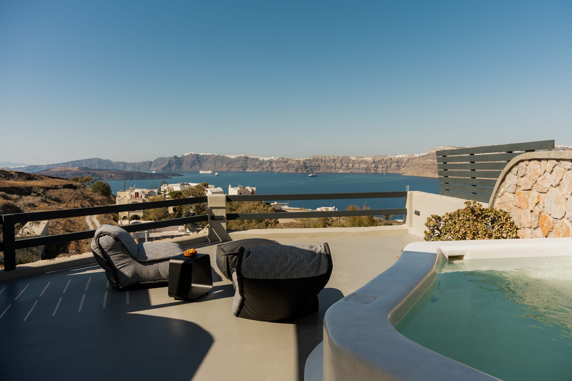 Cosmic Suite with Private Heated Plunge Pool and Caldera View