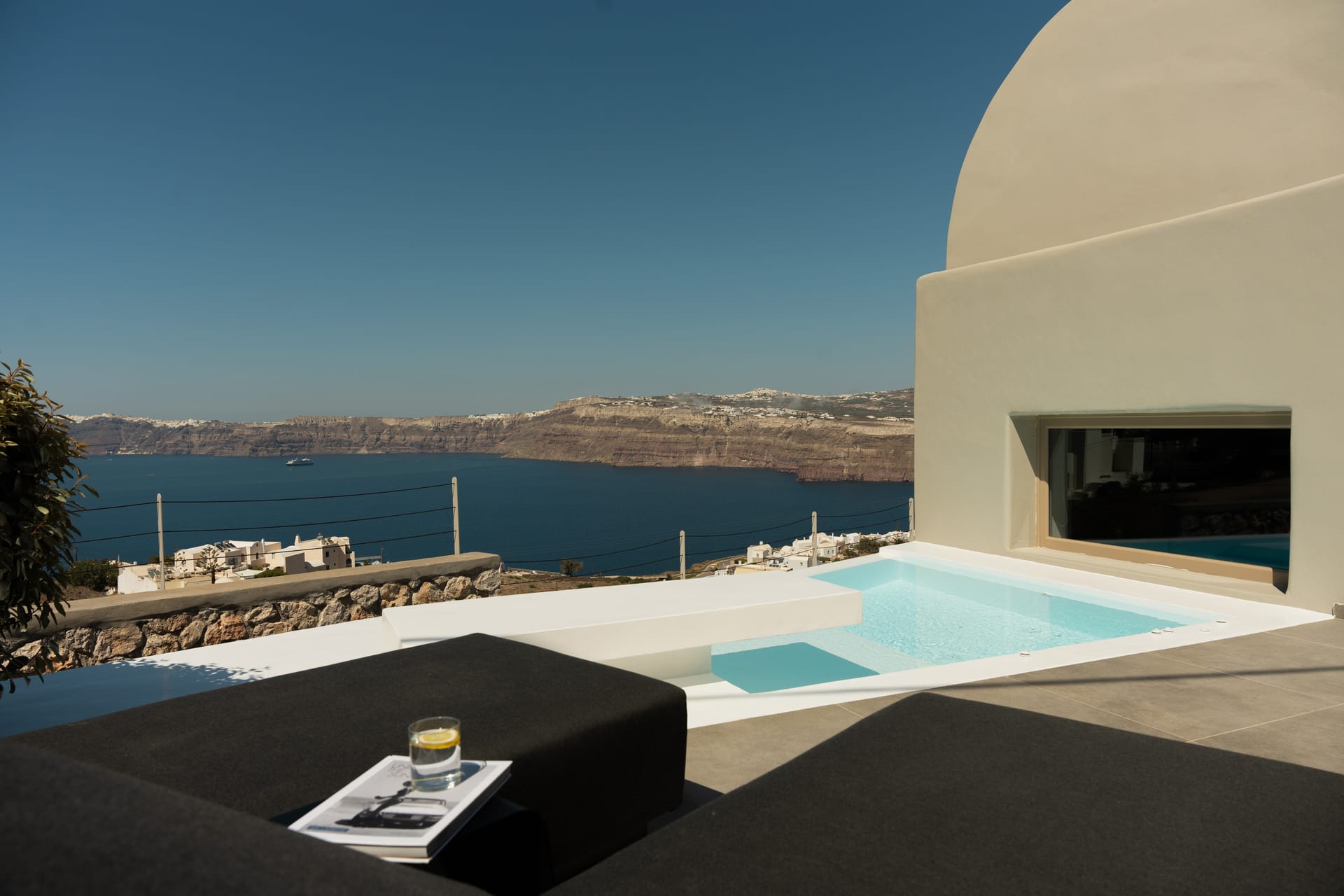 Elegant Suite with Private Heated Plunge Pool and Caldera View