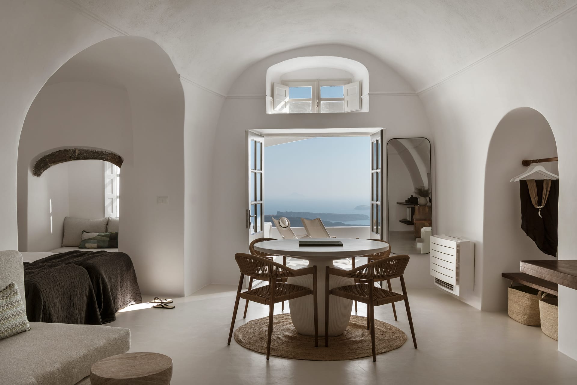 Grand Cave Suite – Panoramic Caldera & Volcano Sea View – Outdoor Hot Tub