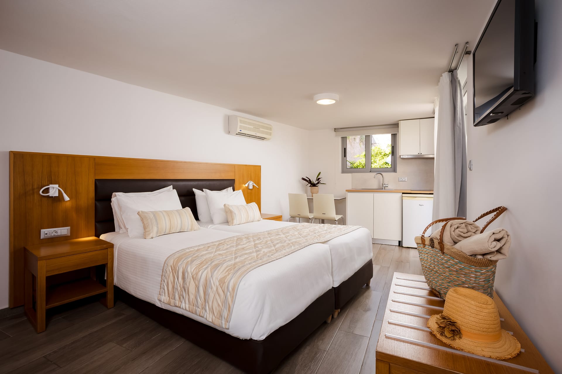 Studio No Pool View | Suites