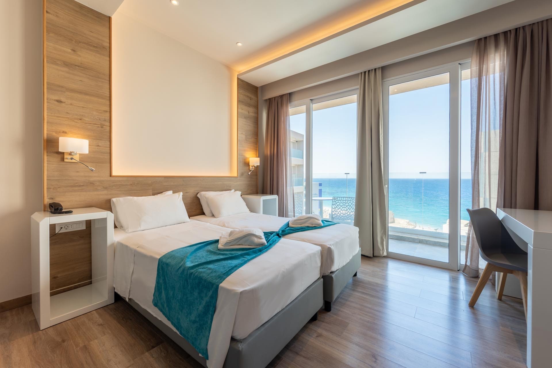 Standard Sea View and Pool Room