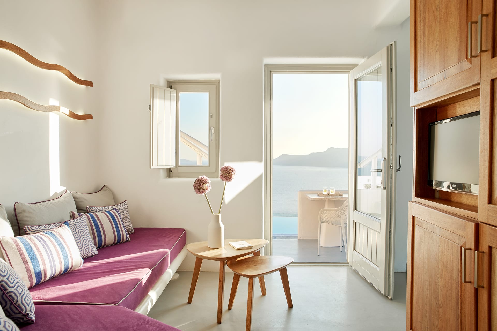 Elegant Suite with Outdoor Hot Tub and Caldera View – Pool Front