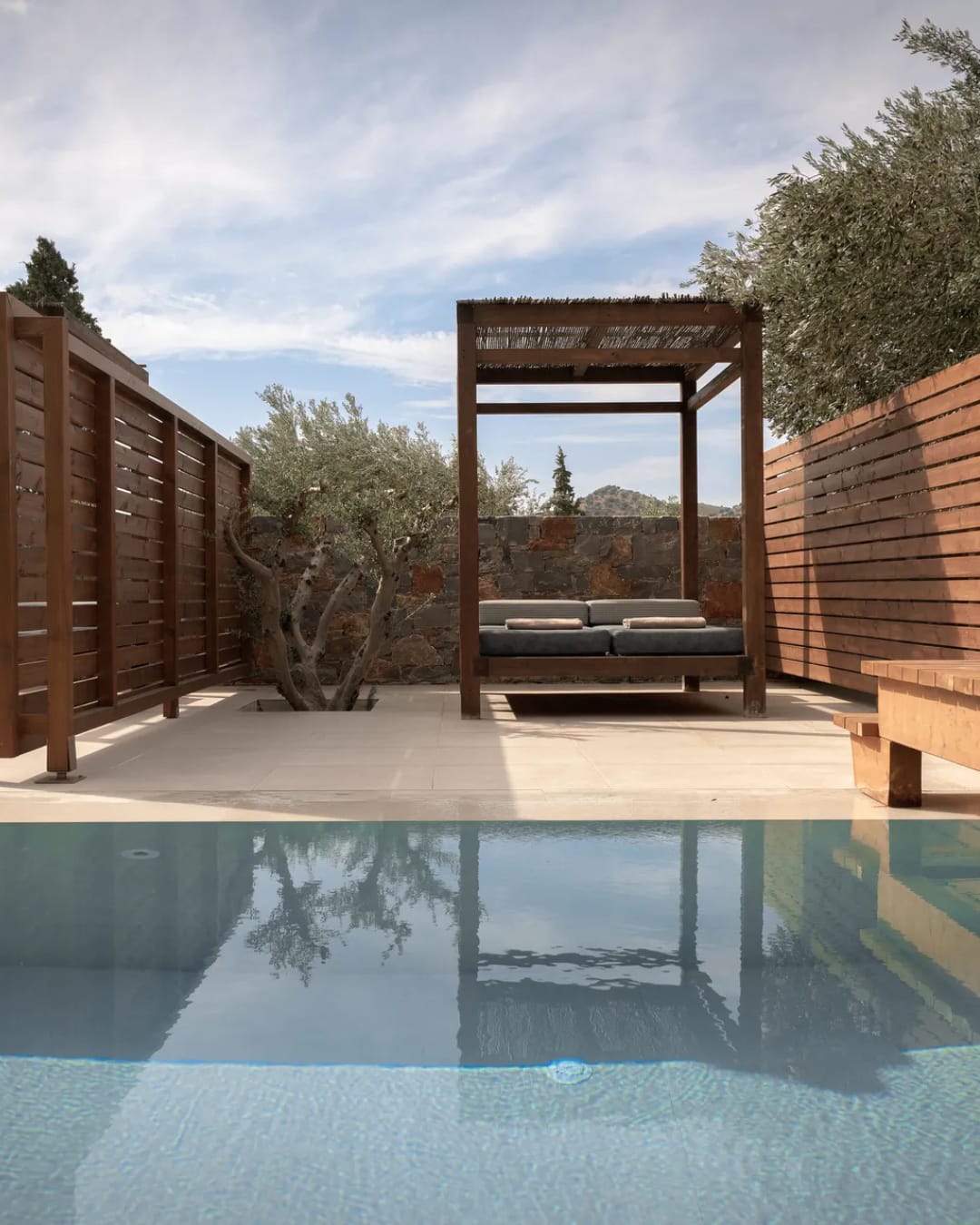 Junior Suite Swim up Mountain & Garden view