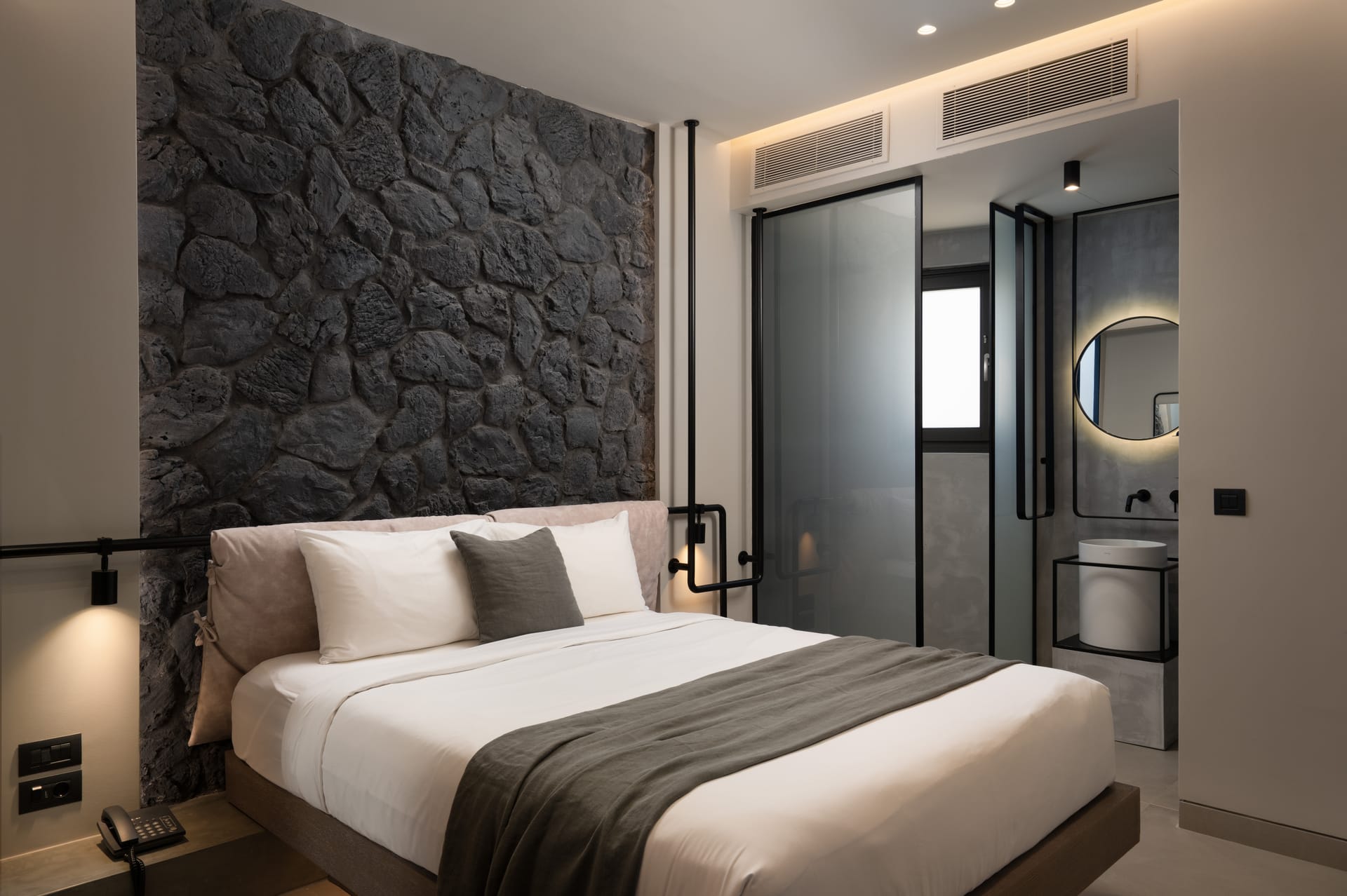 Honeymoon Suite with Outdoor private Jacuzzi and Sea View