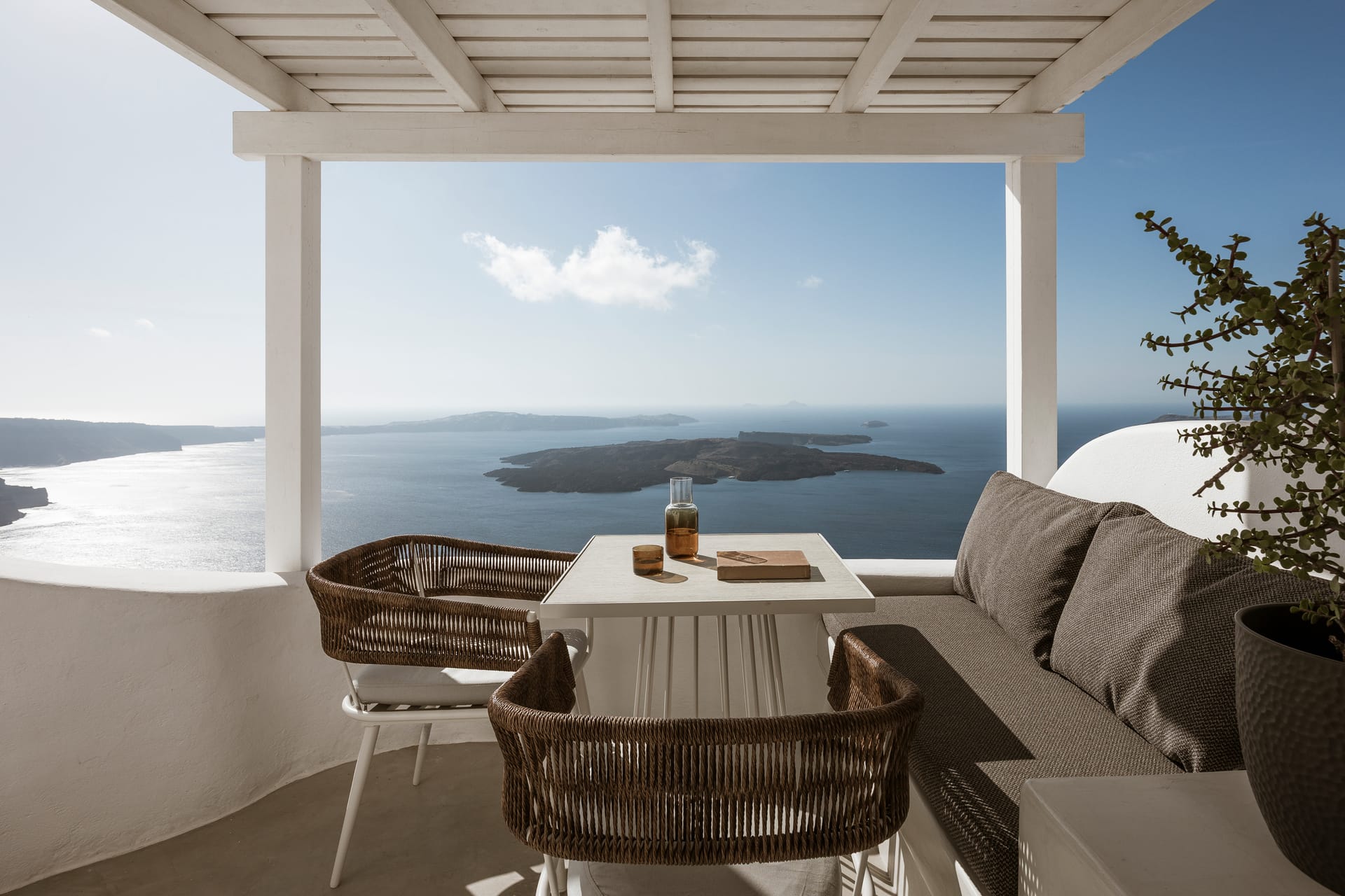 JUNIOR SUITE – Panoramic Caldera & Volcano Sea View