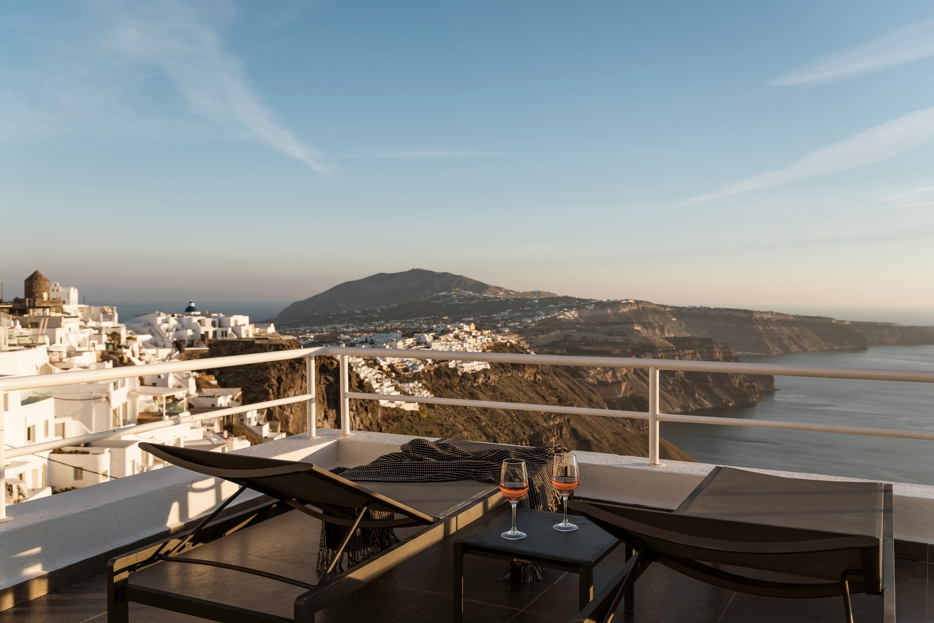 LOFT SUITE – Panoramic Caldera & Volcano Sea View