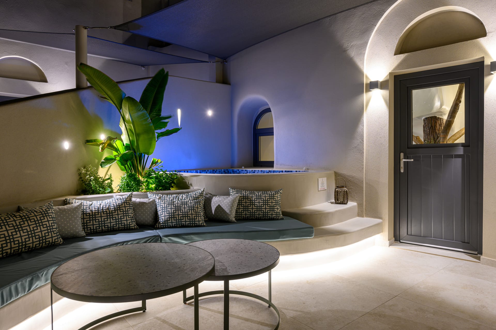 Εxecutive Suite with Outdoor Hot Tub