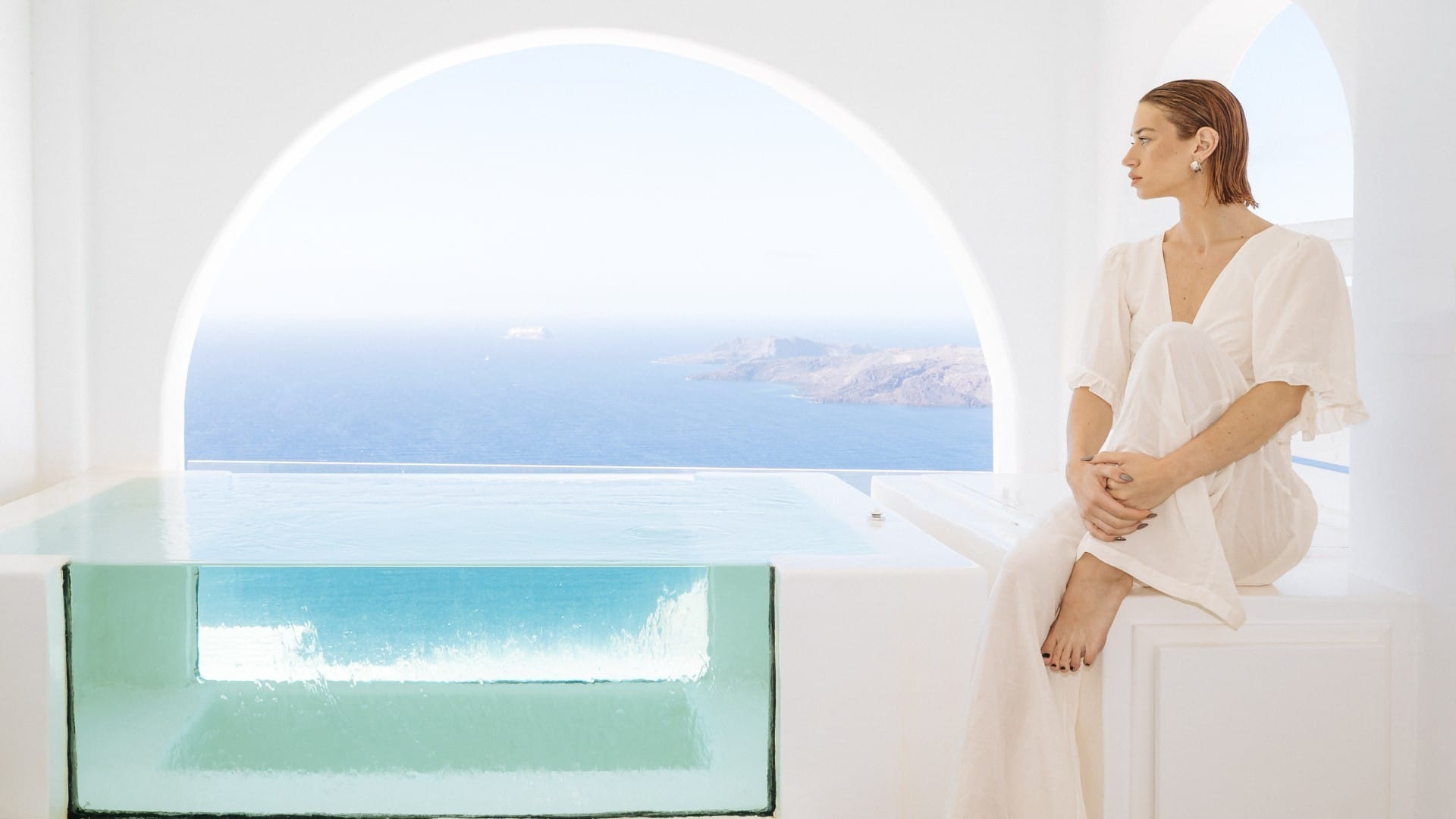 Sunset Crystal Suite with Hot Tub and Caldera View